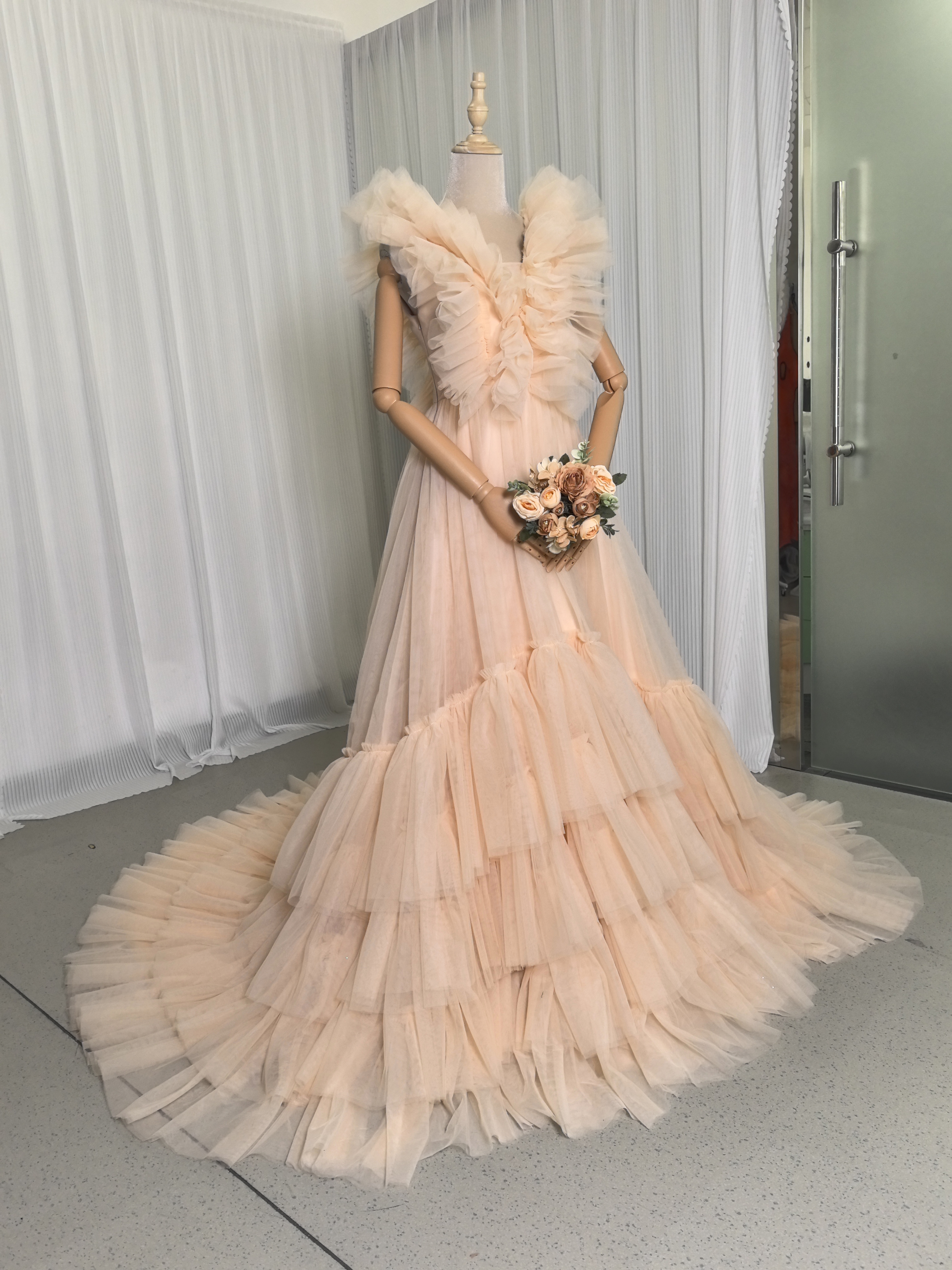 カラードレス シャンパン色 Vネック 柔らかく重ねたチュールスカート 優雅なシルエット 前撮り