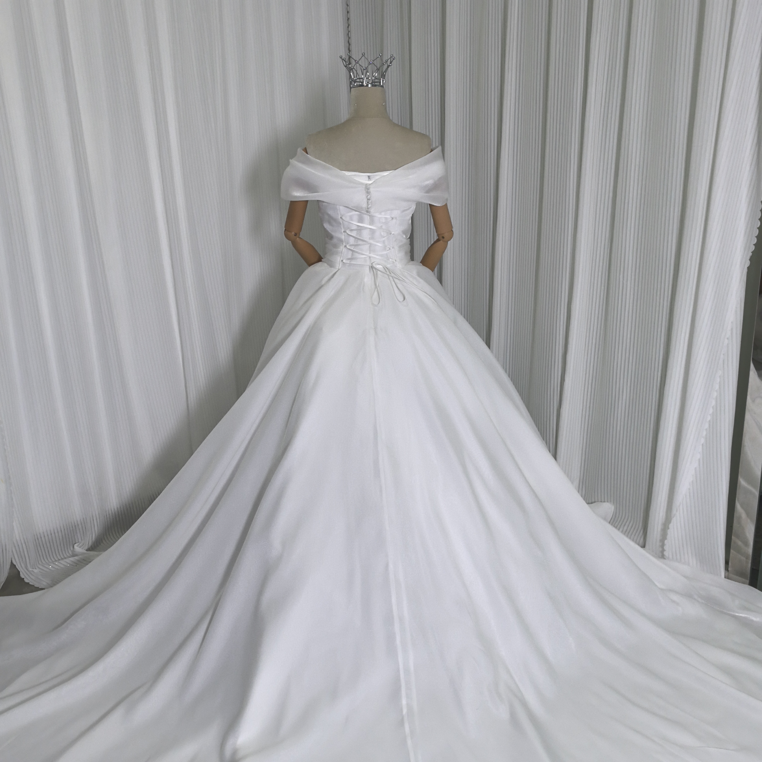 ウェディングドレス オフショルダー 編み上げ Aライン 披露宴/結婚式 エレガント ロングトレーン