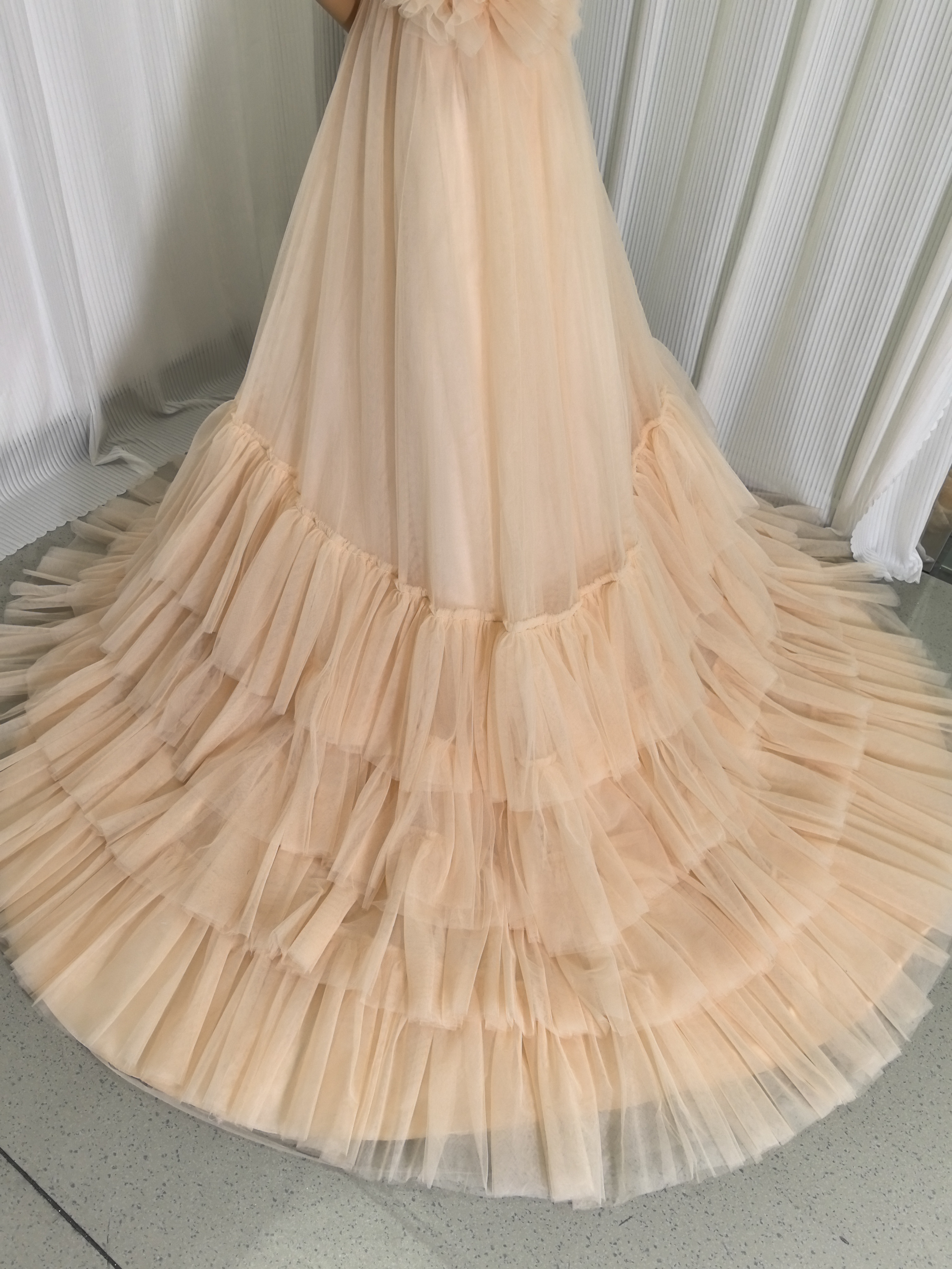 カラードレス シャンパン色 Vネック 柔らかく重ねたチュールスカート 優雅なシルエット 前撮り