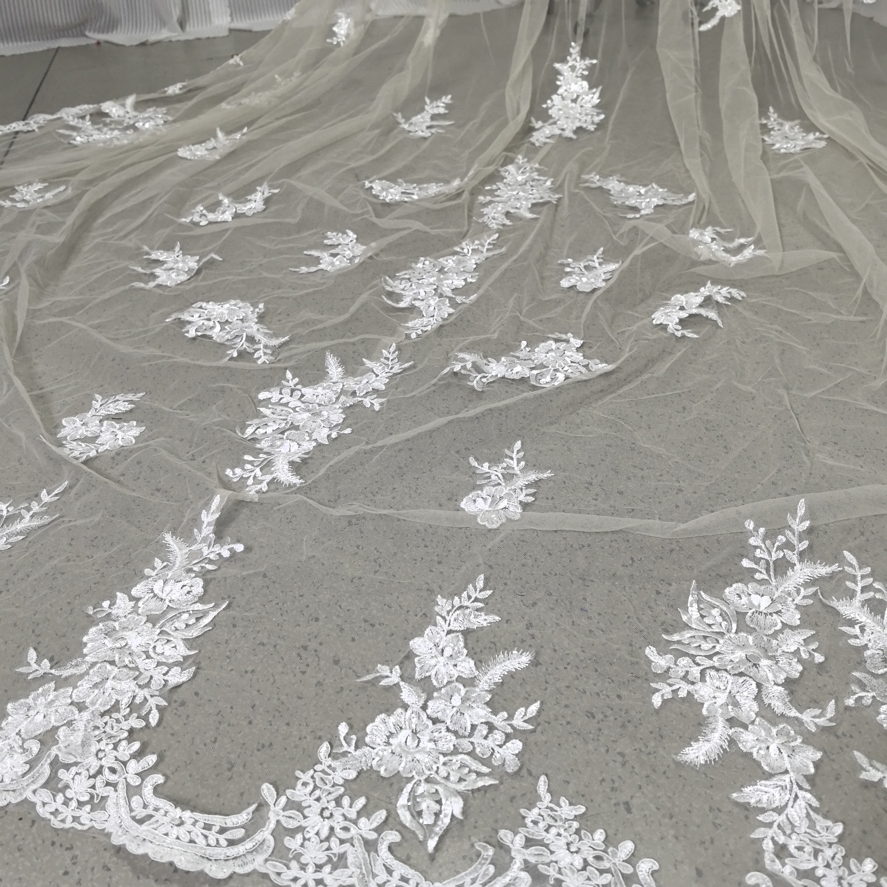 ウェディングドレス マント アイボリー 花柄のモチーフ刺繍が美しく 華やかなトレーン 抜群のおしゃれ見え