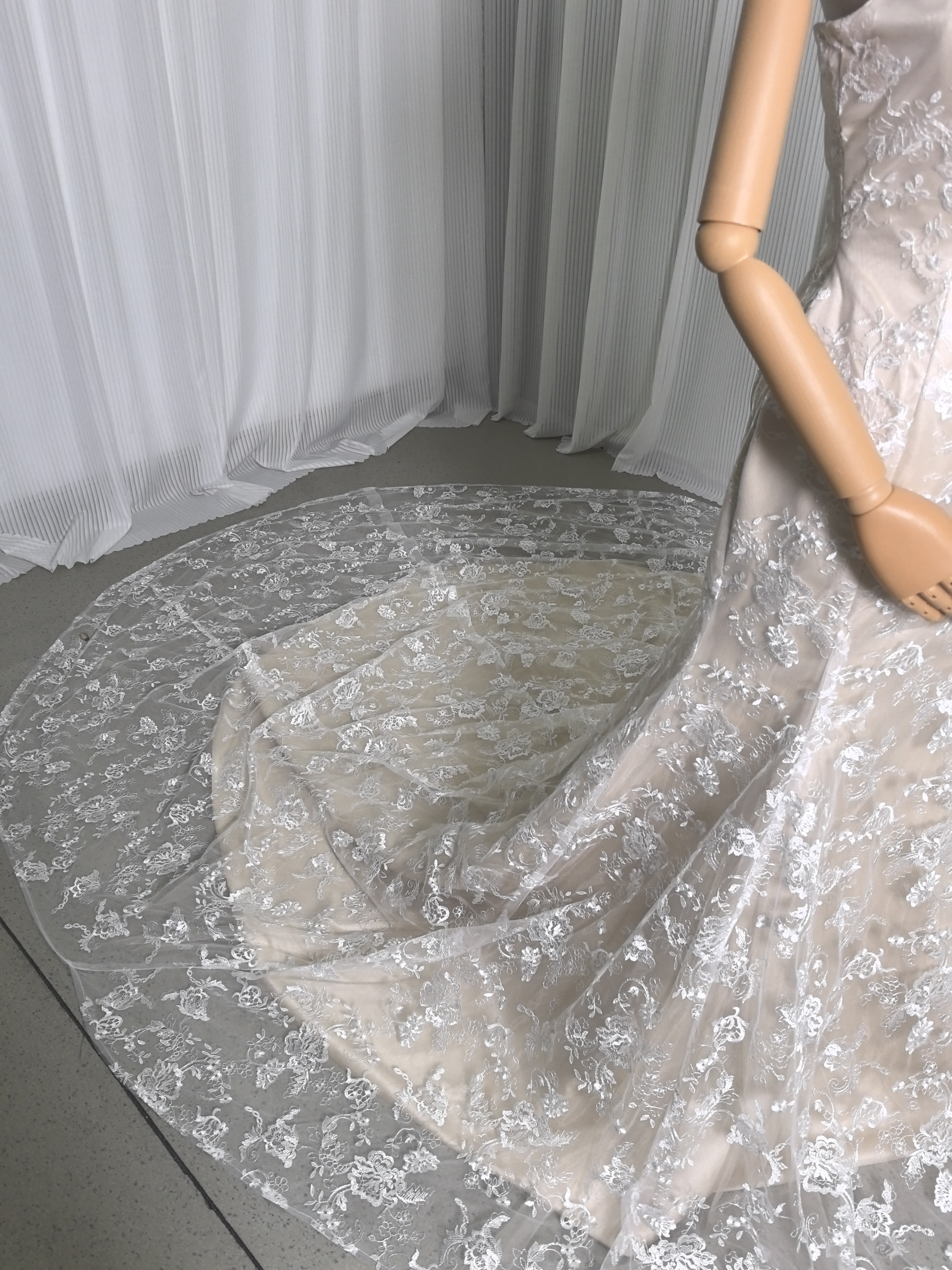 美品！ウエディングドレス ベージュ マーメイドライン 贅沢な小花総レース 華やかなトレーン 花嫁