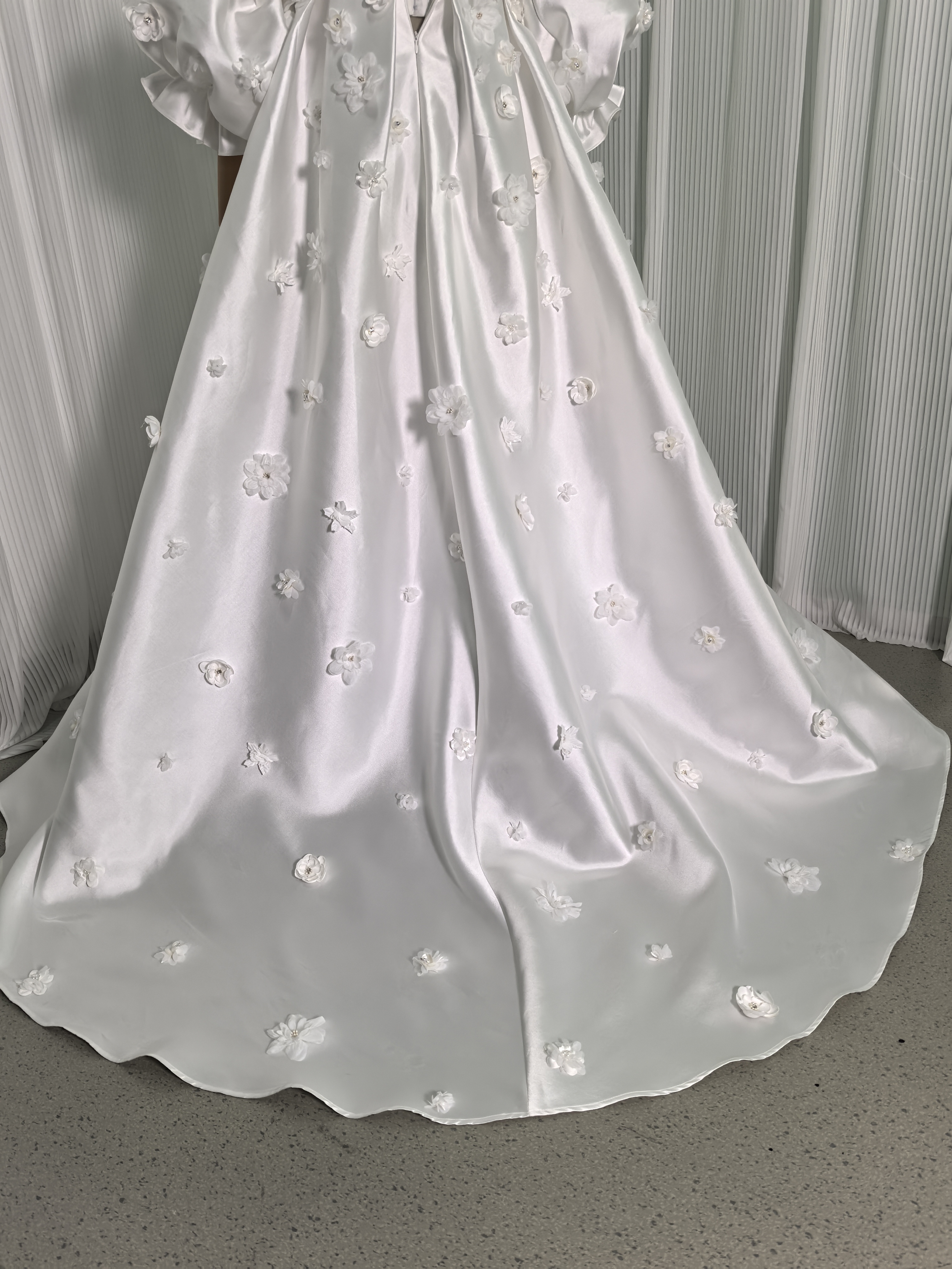 ウエディングドレス ベアトップ フリル袖 可愛い 光沢サテン 花モチーフ ビーズ ファスナー 結婚式/披露宴