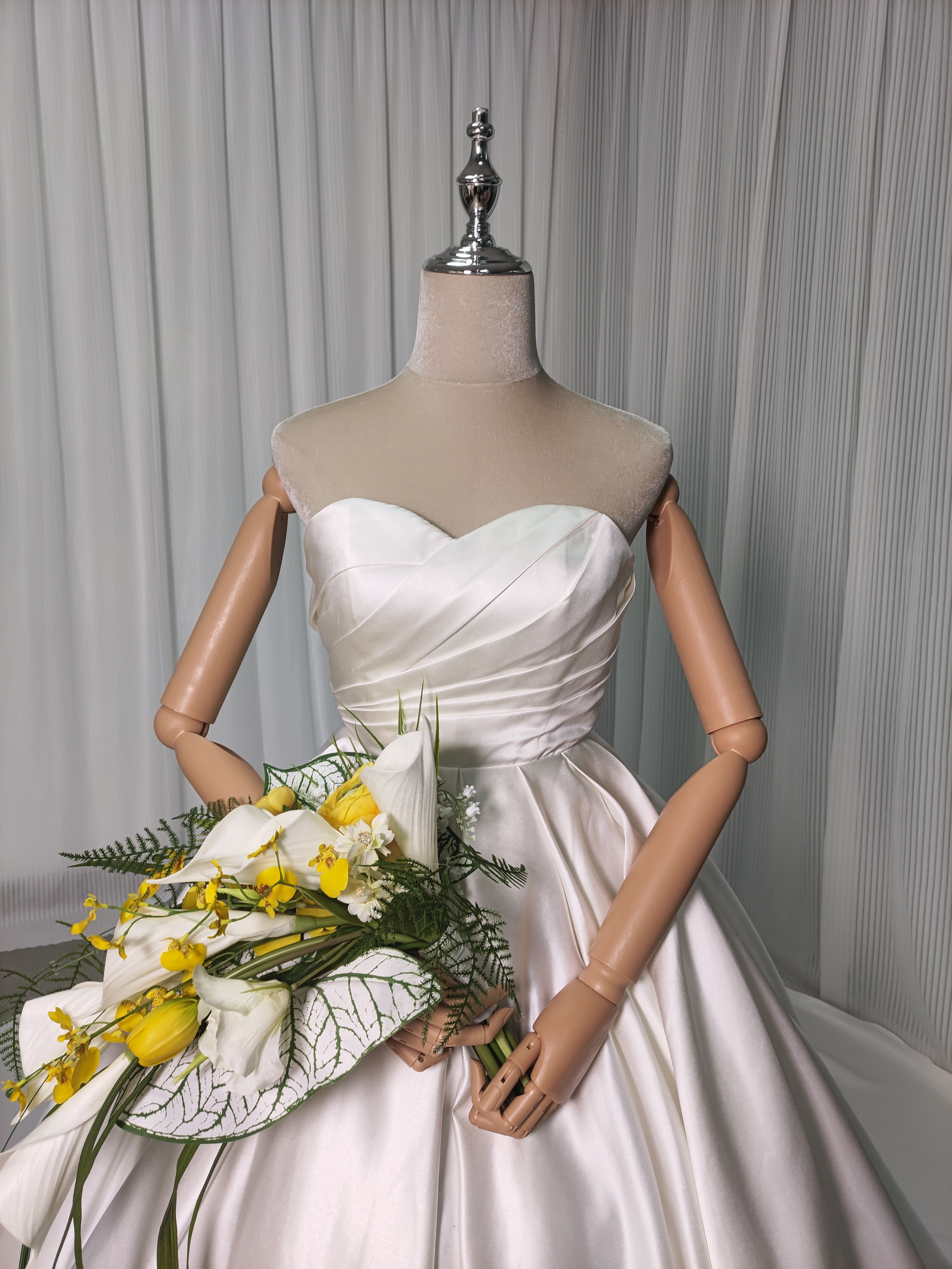 ウェディングドレス ベアトップ プリンセスライン ロングトレーン 編み上げ 結婚式 エレガント