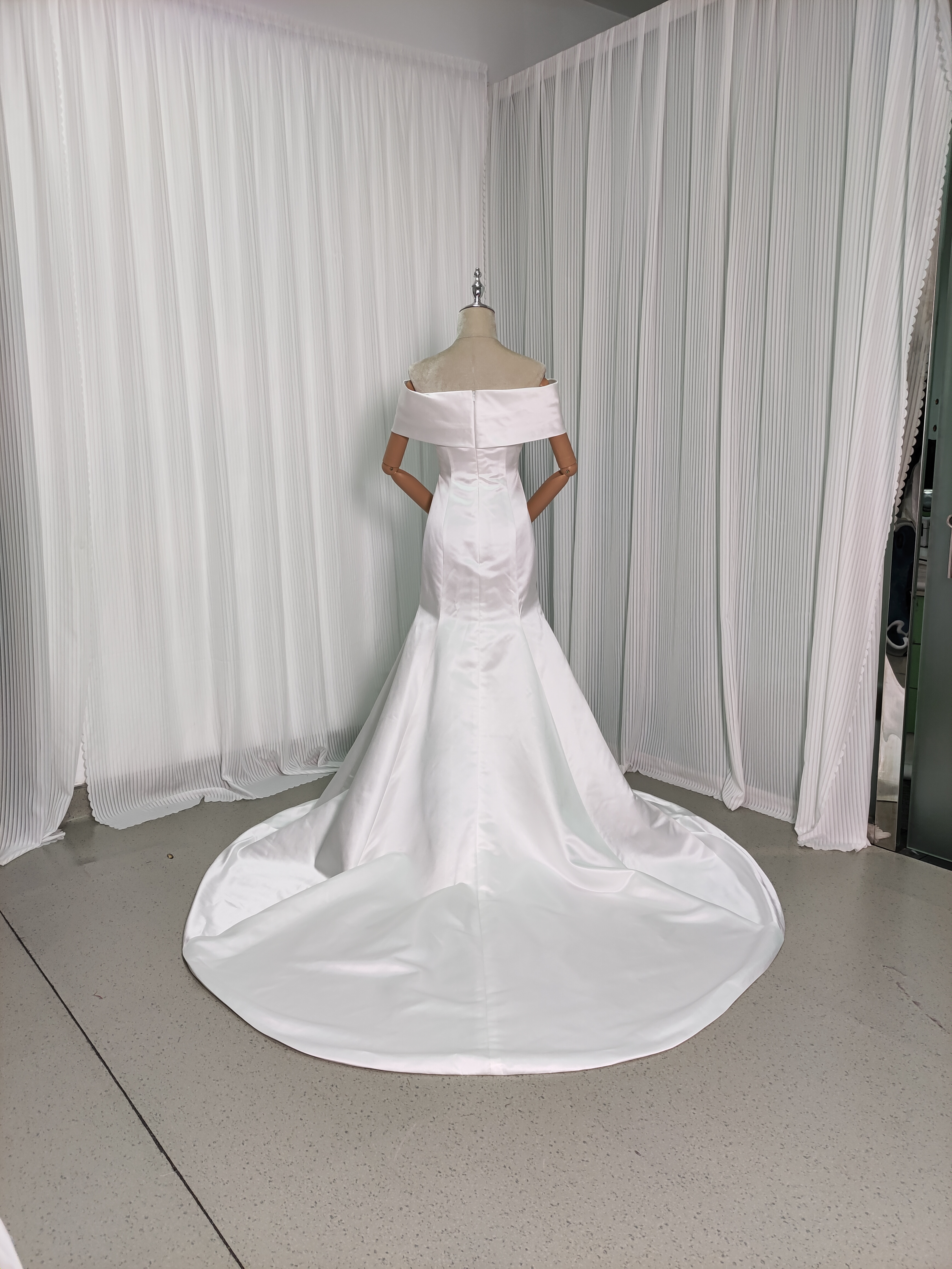 ウェディングドレス オフショルダー ファスナー マーメイドライン 結婚式 光沢サテン エレガント