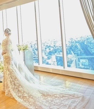 実例写真！ウエディングドレス 長袖 マーメイドライン 贅沢な小花総レース 華やかなトレーン 高みせ 拳式