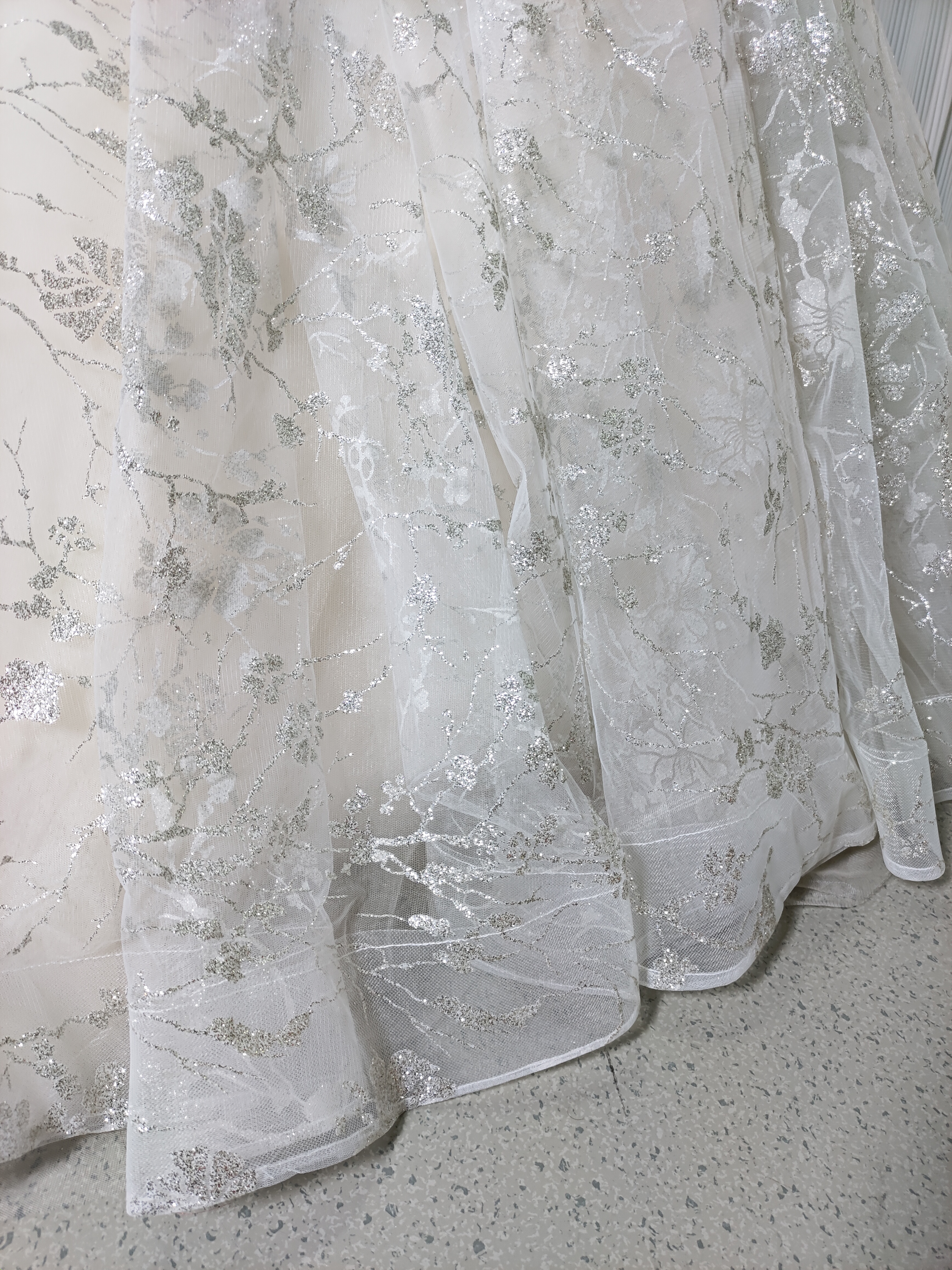 豪華！ウエディングドレス シースルー袖 キラキラスパンコール キラキラ光るレース 抜群のおしゃれ見え 結婚式