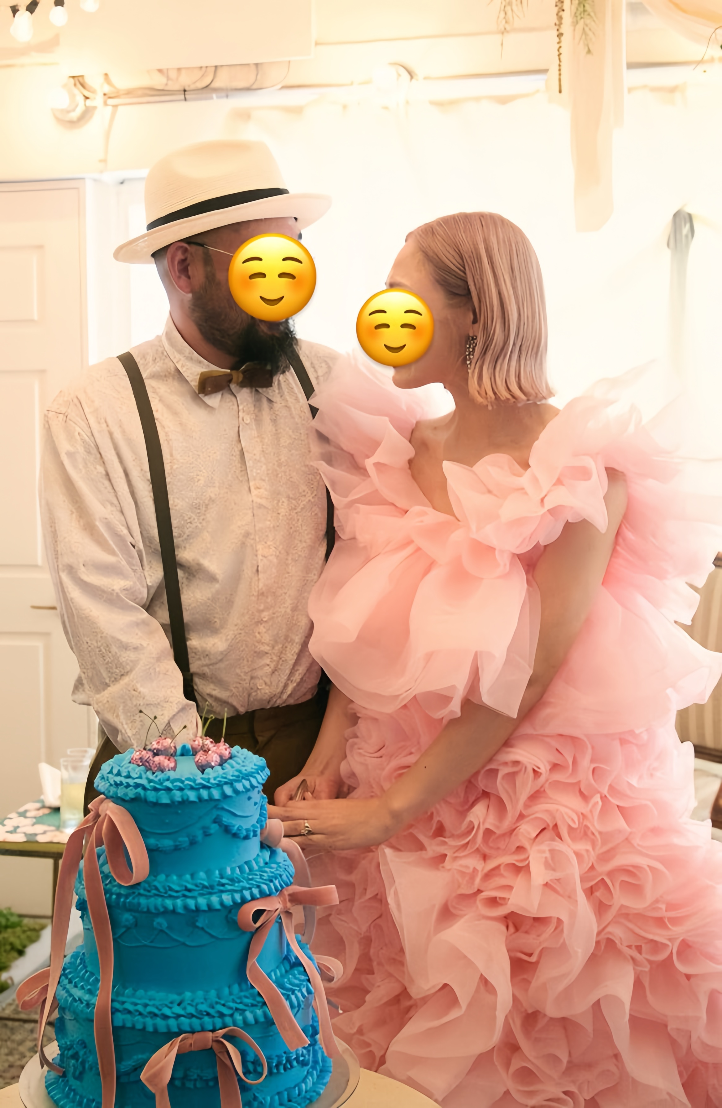 実例写真！豪華！カラードレス 薄ピンク オフショルダー 上質オーガンジー ボリュームドレス 可愛い 花嫁 前撮り