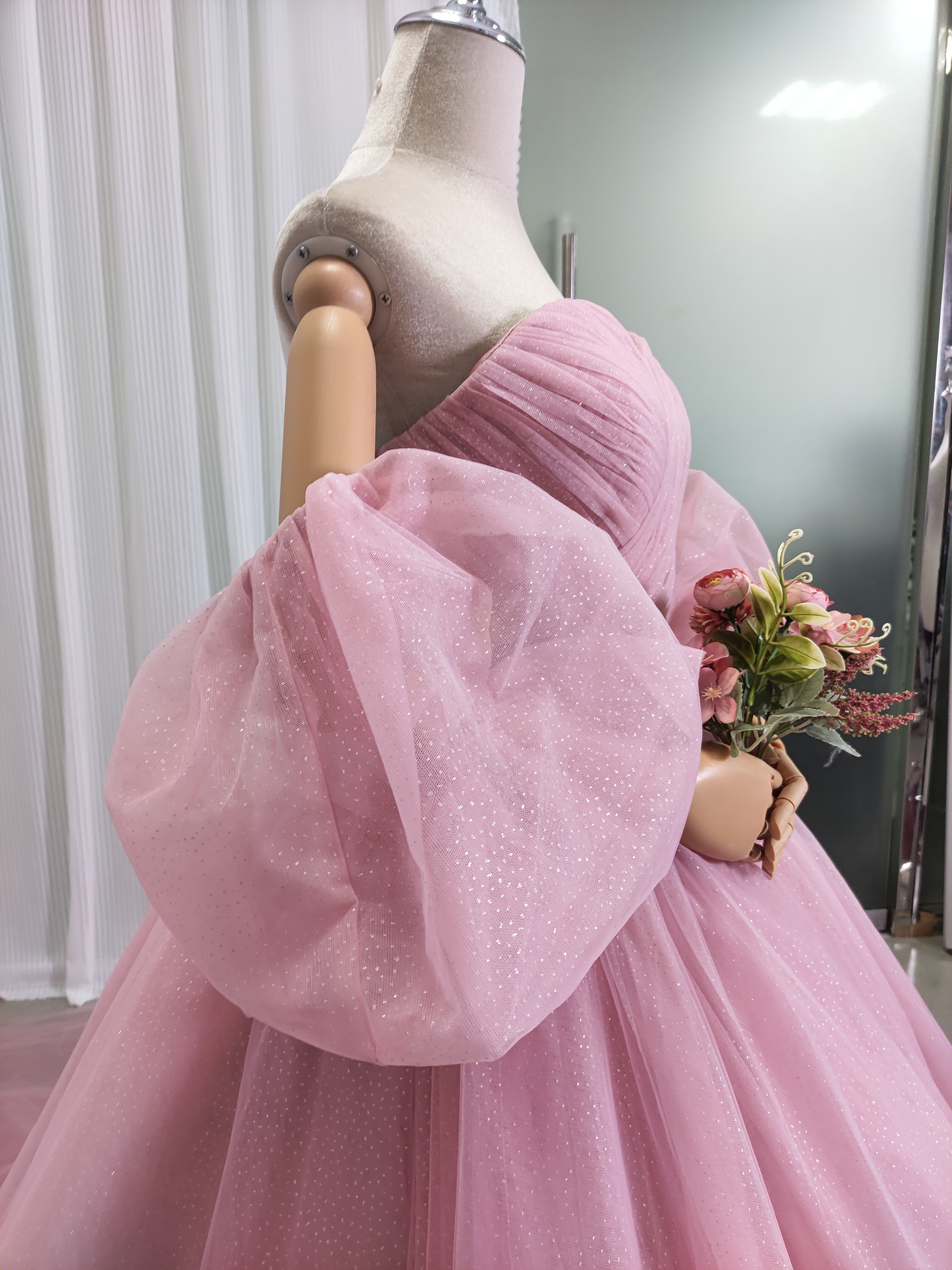 人気上昇！カラードレス ピンク ベアトップ キラキラグリッターチュール パフスリーブ 可愛い 花嫁