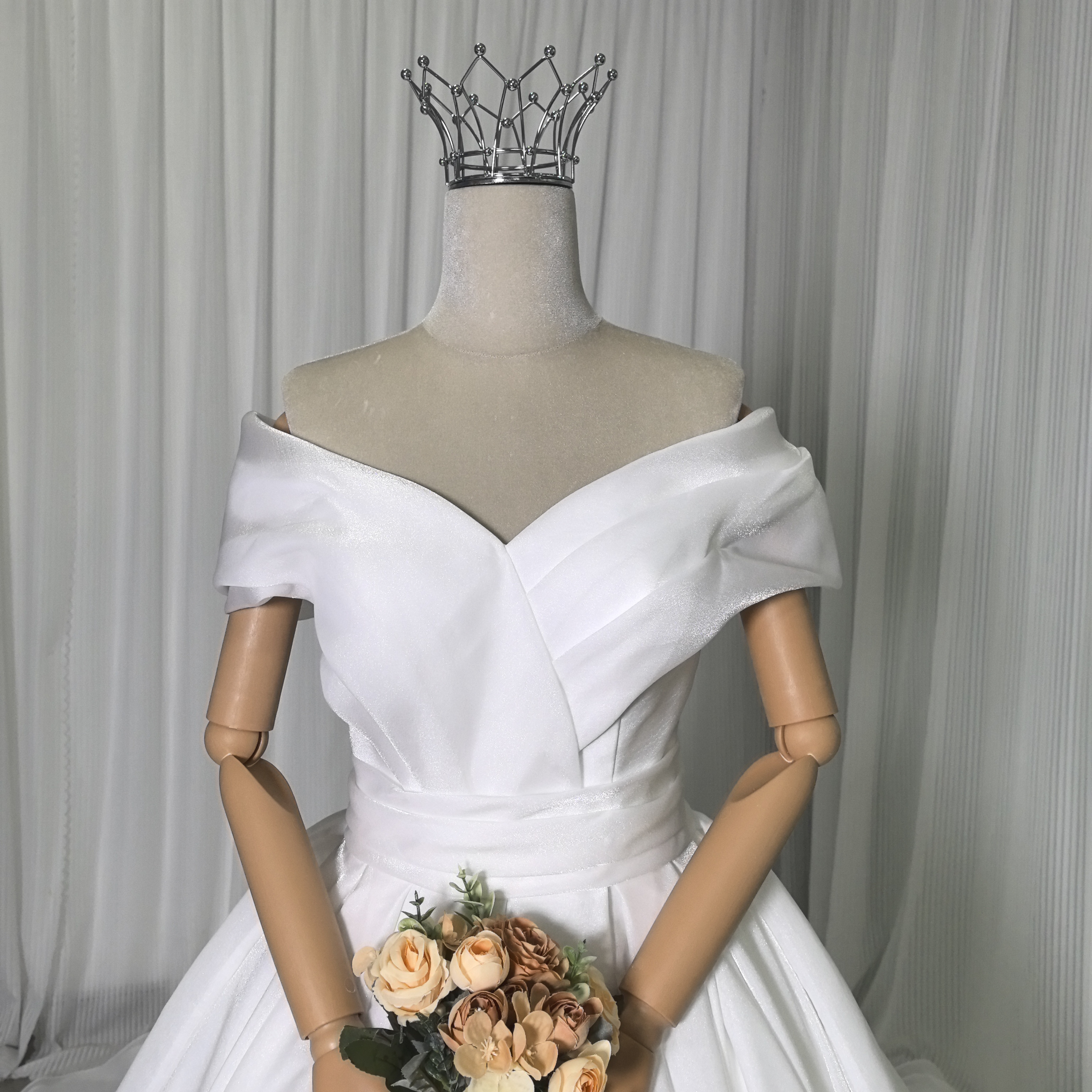 ウェディングドレス オフショルダー 編み上げ Aライン 披露宴/結婚式 エレガント ロングトレーン