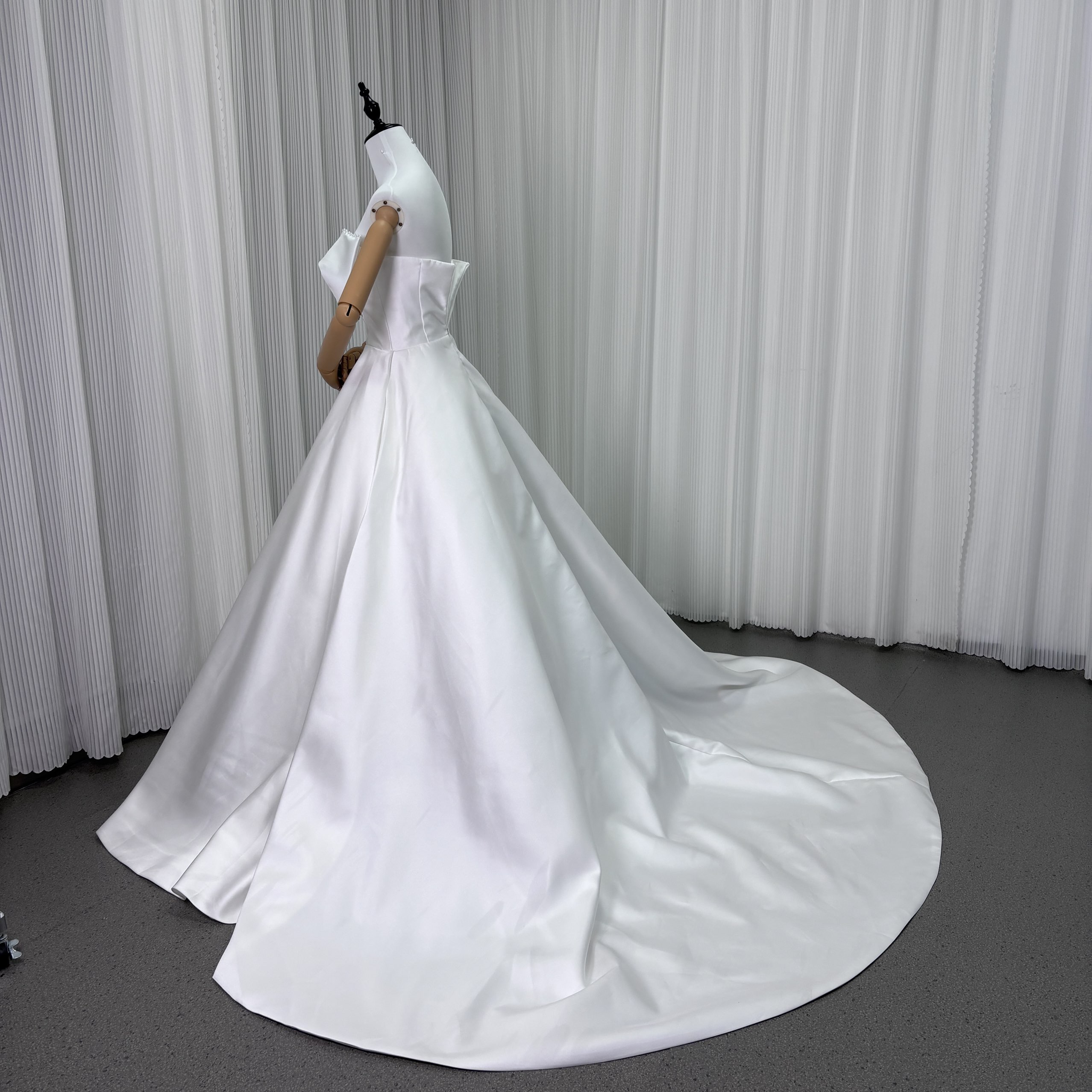 フランス風 ウェディングドレス ベアトップ ミカドサテン ハンドドレープ パール ファスナー 結婚式