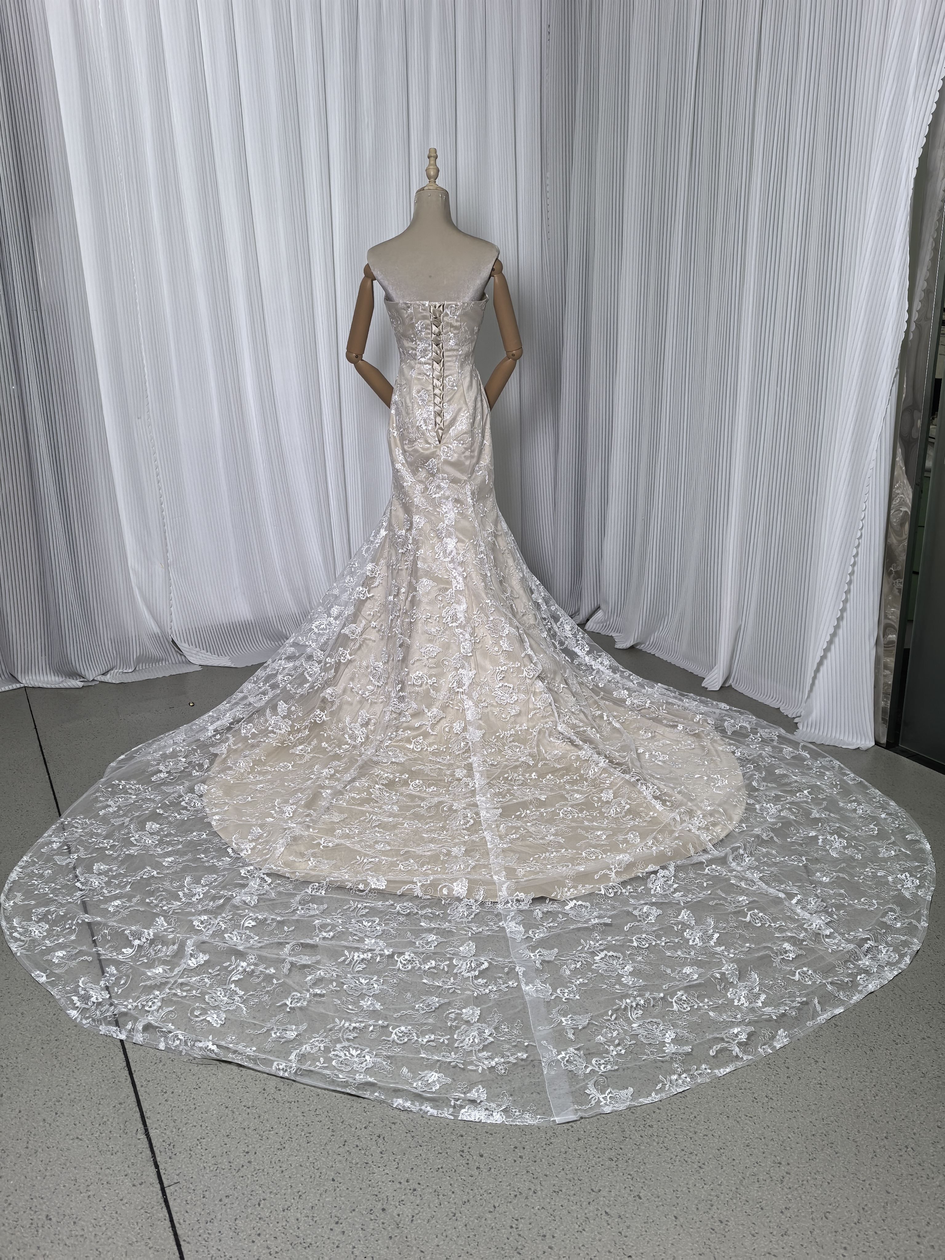 美品！ウエディングドレス ベージュ マーメイドライン 贅沢な小花総レース 華やかなトレーン 花嫁