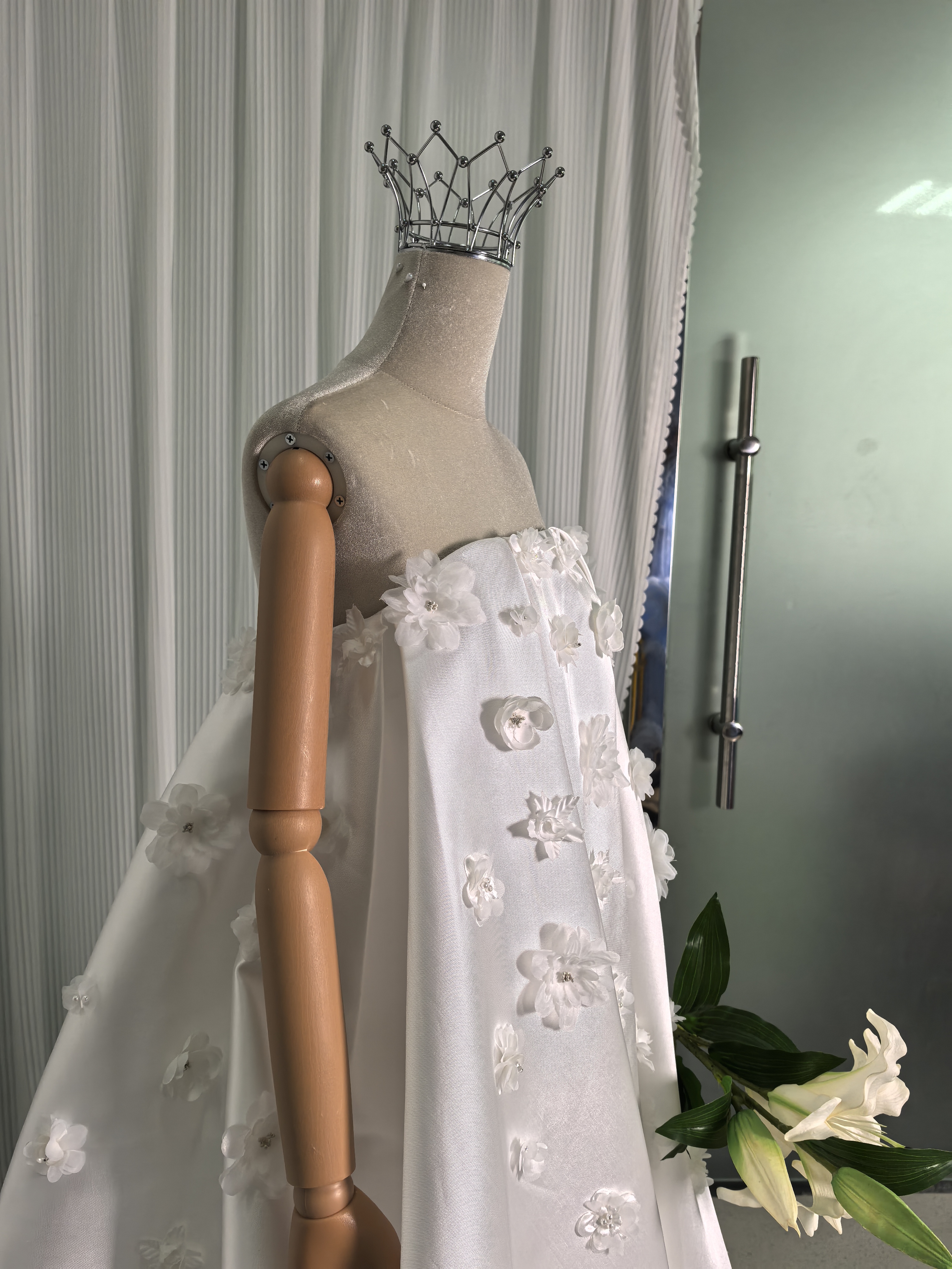 ウエディングドレス ベアトップ 可愛い 光沢サテン 花モチーフ ビーズ ファスナー 結婚式/披露宴