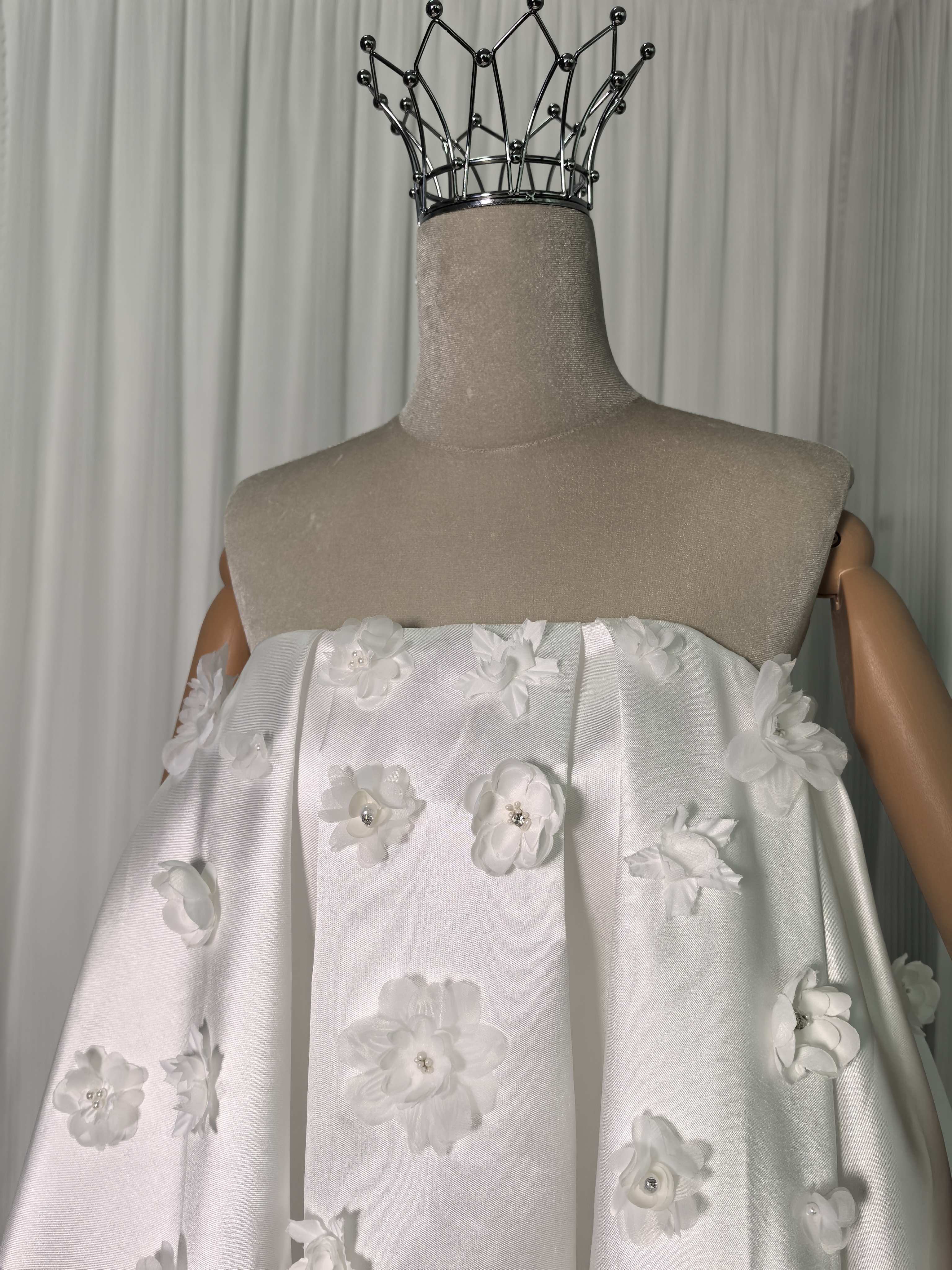 ウエディングドレス ベアトップ 可愛い 光沢サテン 花モチーフ ビーズ ファスナー 結婚式/披露宴
