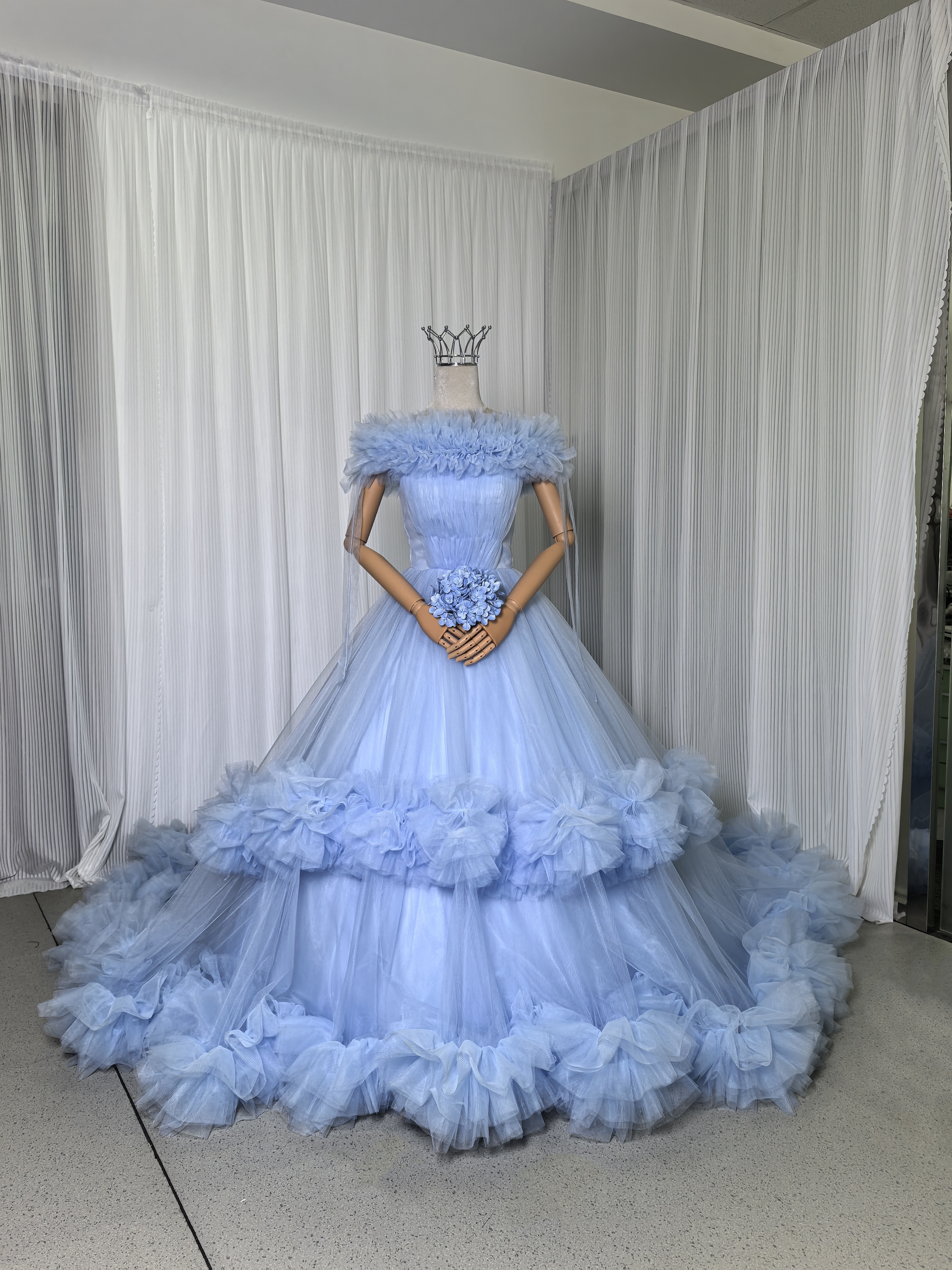 実例写真！カラードレス 爽やかで優しいブルー オフショルダー ラッフルフリル プリンセスライン 可愛い