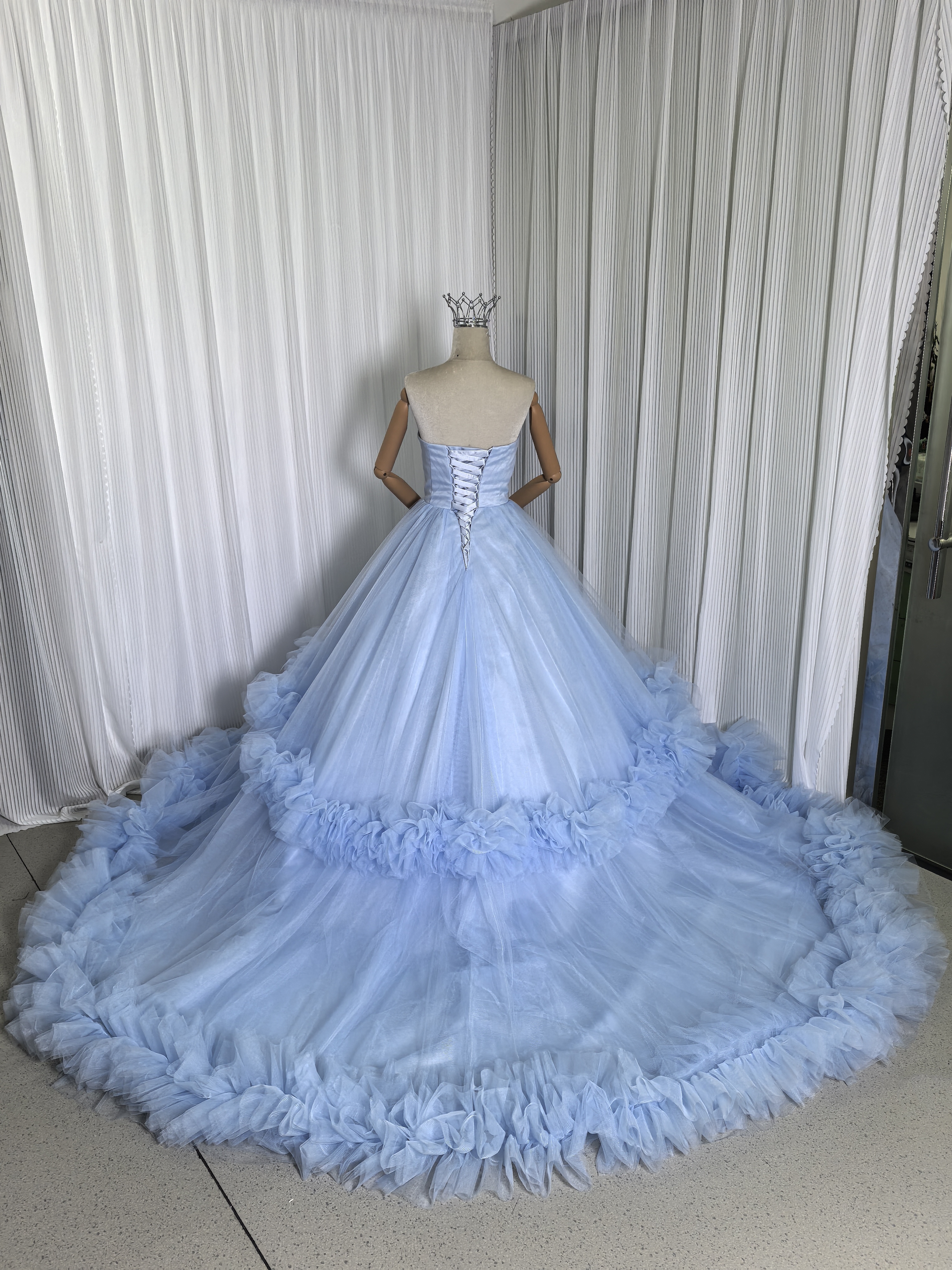 実例写真！カラードレス 爽やかで優しいブルー オフショルダー ラッフルフリル プリンセスライン 可愛い