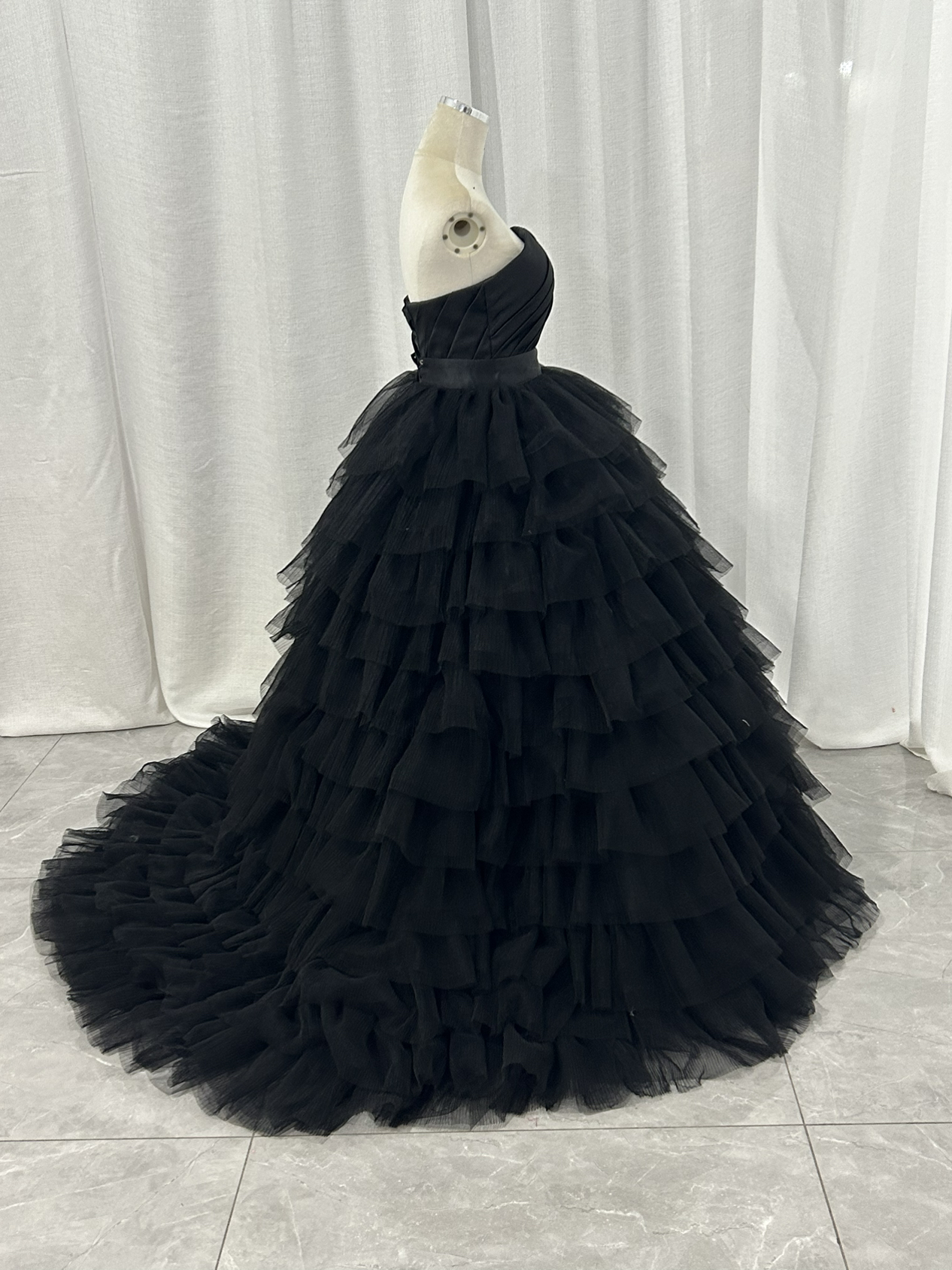 パーティードレス ブラック ベアトップ ハンドドレープ 柔らかく重ねたチュールスカート 取り外し 謝恩会 編み上げ