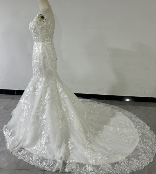 実例写真！ウェディングドレス 繊細レース ソフトマーメイドライン 優雅なシルエット 結婚式/披露宴