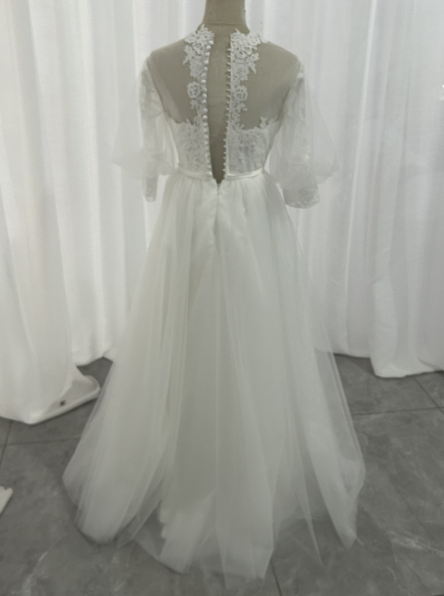 実例写真！ウエディングドレス 七分袖丈 くるみボタン 上品レース ふわふわドレス 結婚式 ワンピース