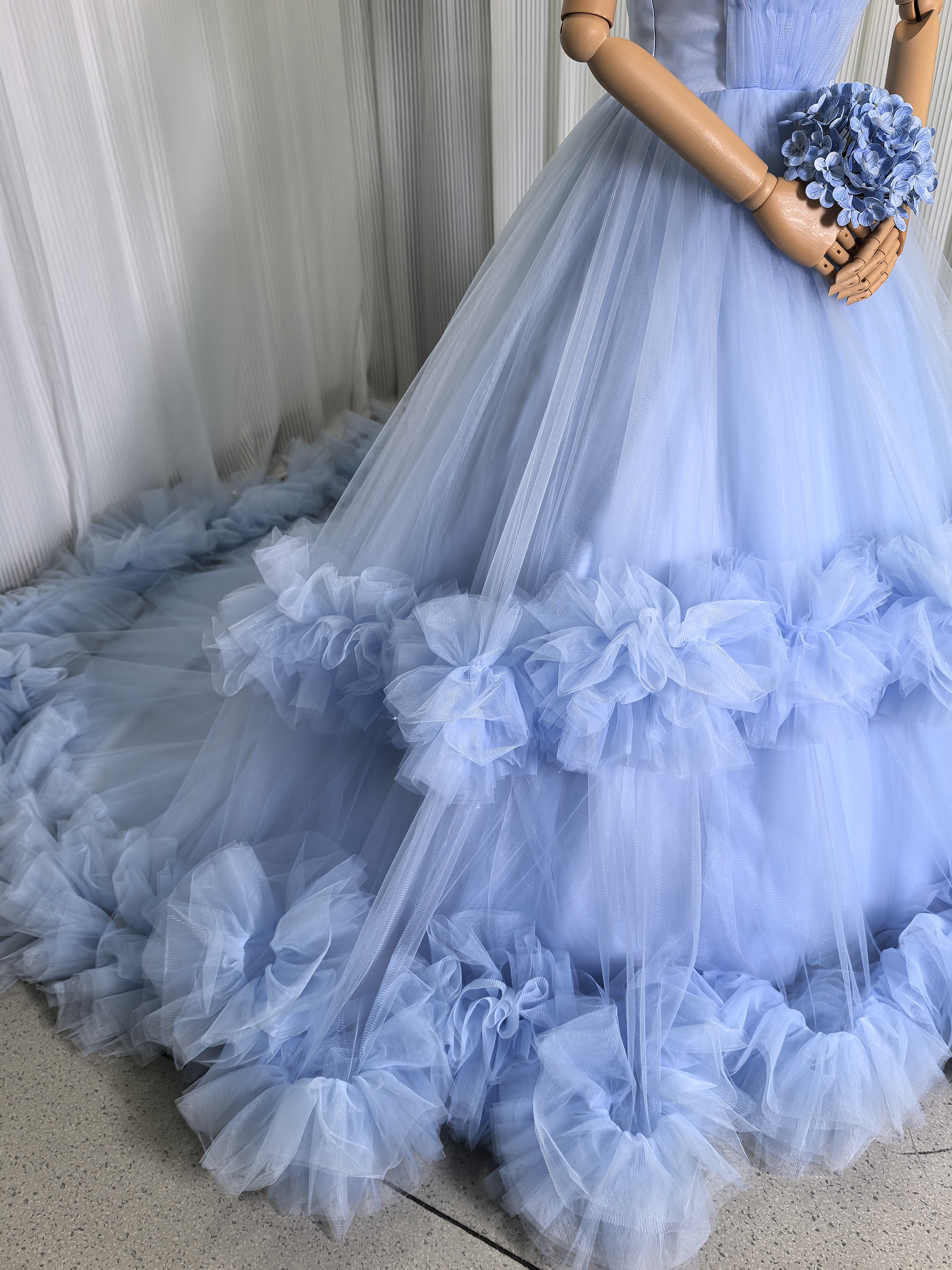 実例写真！カラードレス 爽やかで優しいブルー オフショルダー ラッフルフリル プリンセスライン 可愛い
