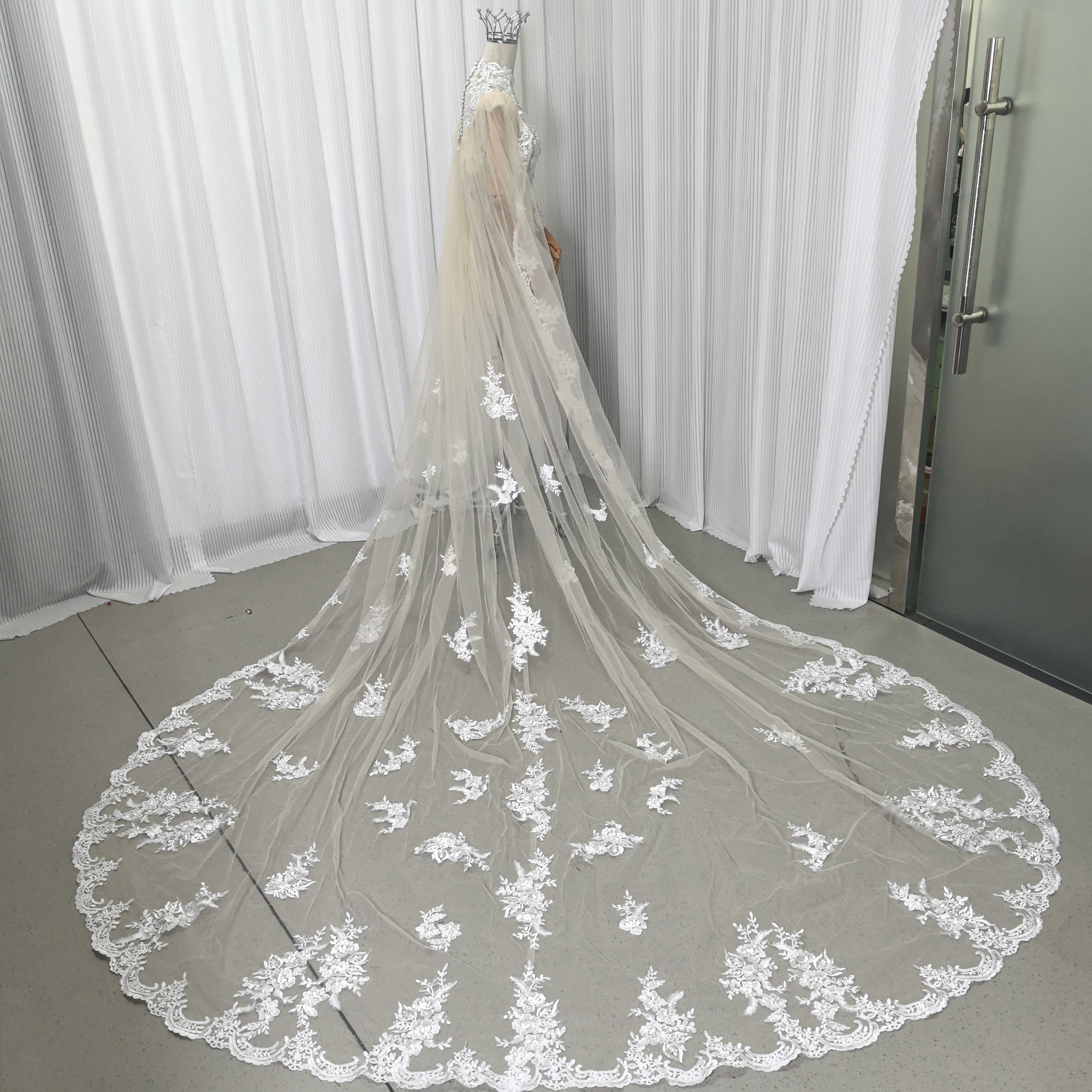 ウェディングドレス マント アイボリー 花柄のモチーフ刺繍が美しく 華やかなトレーン 抜群のおしゃれ見え