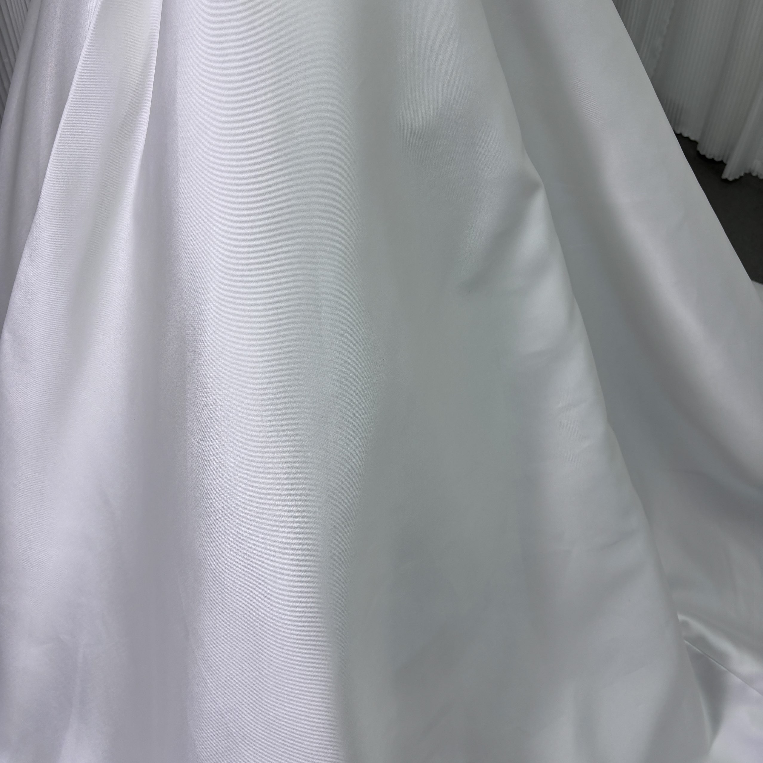 フランス風 ウェディングドレス ベアトップ ミカドサテン ハンドドレープ パール ファスナー 結婚式