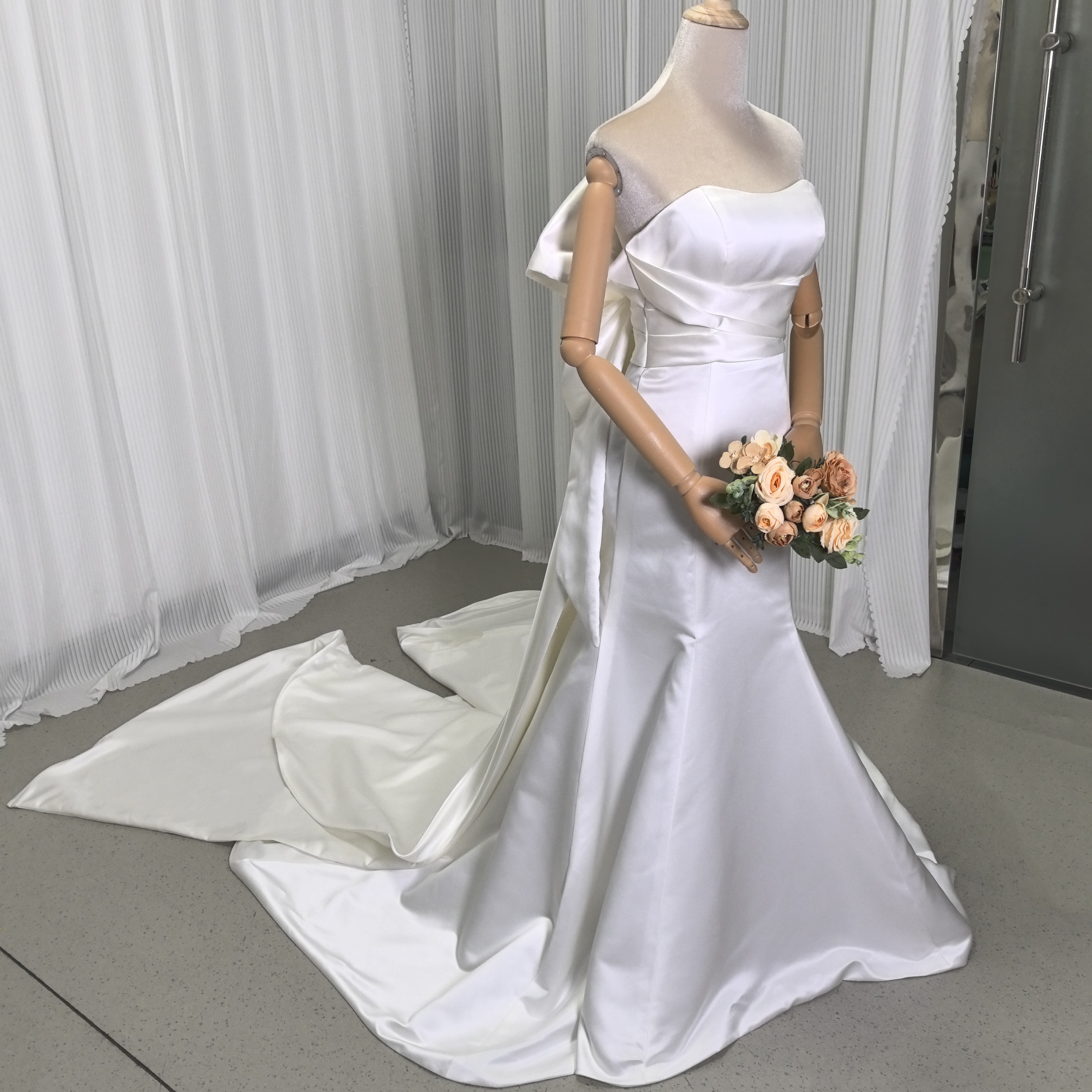 ウェディングドレス アイボリー マーメイドライン 豪華なバックリボン 光沢サテン 結婚式 大人っぽい