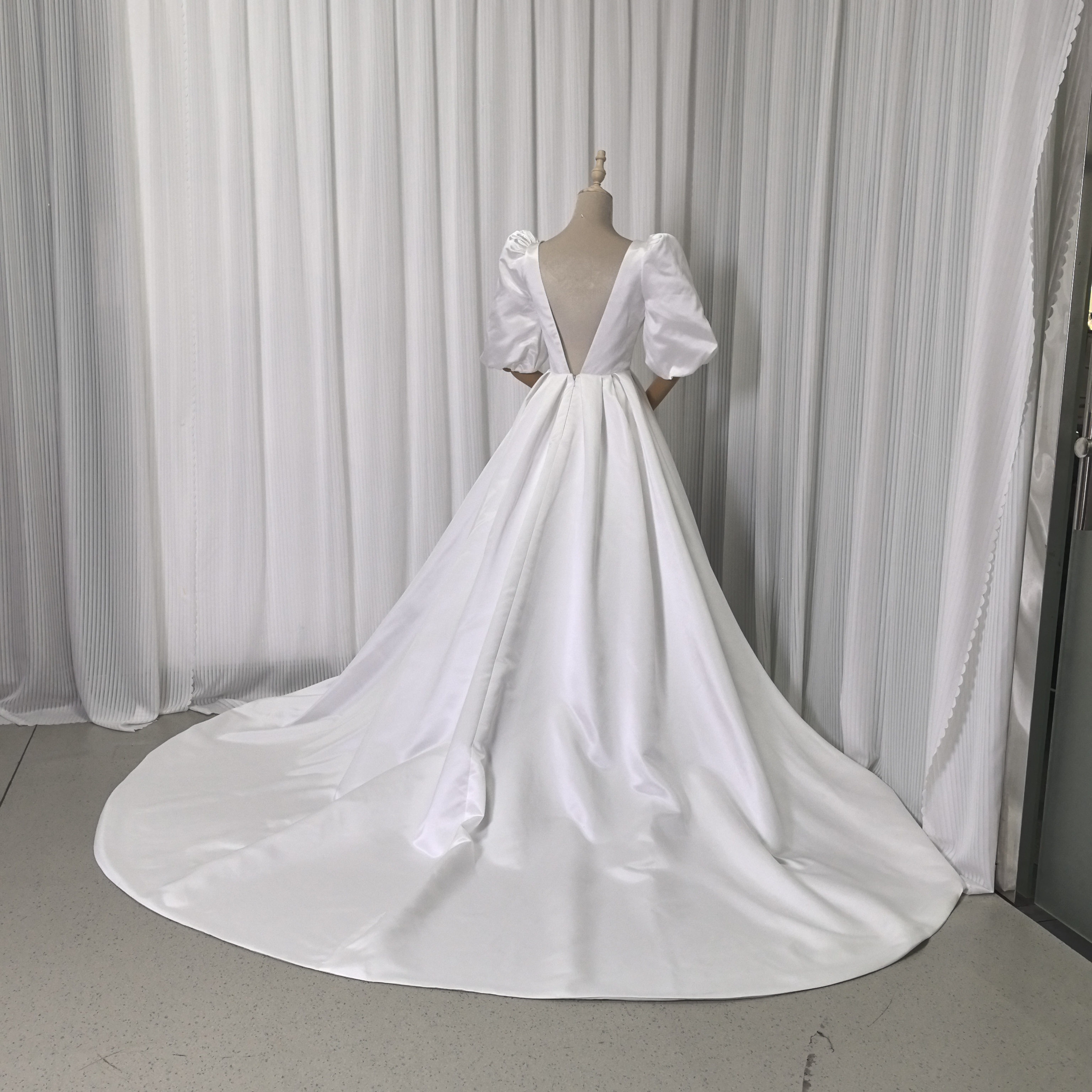 高品質！ウェディングドレス Vネック プリンセスライン パフスリーブ  背中見せ ロングトレーン 拳式