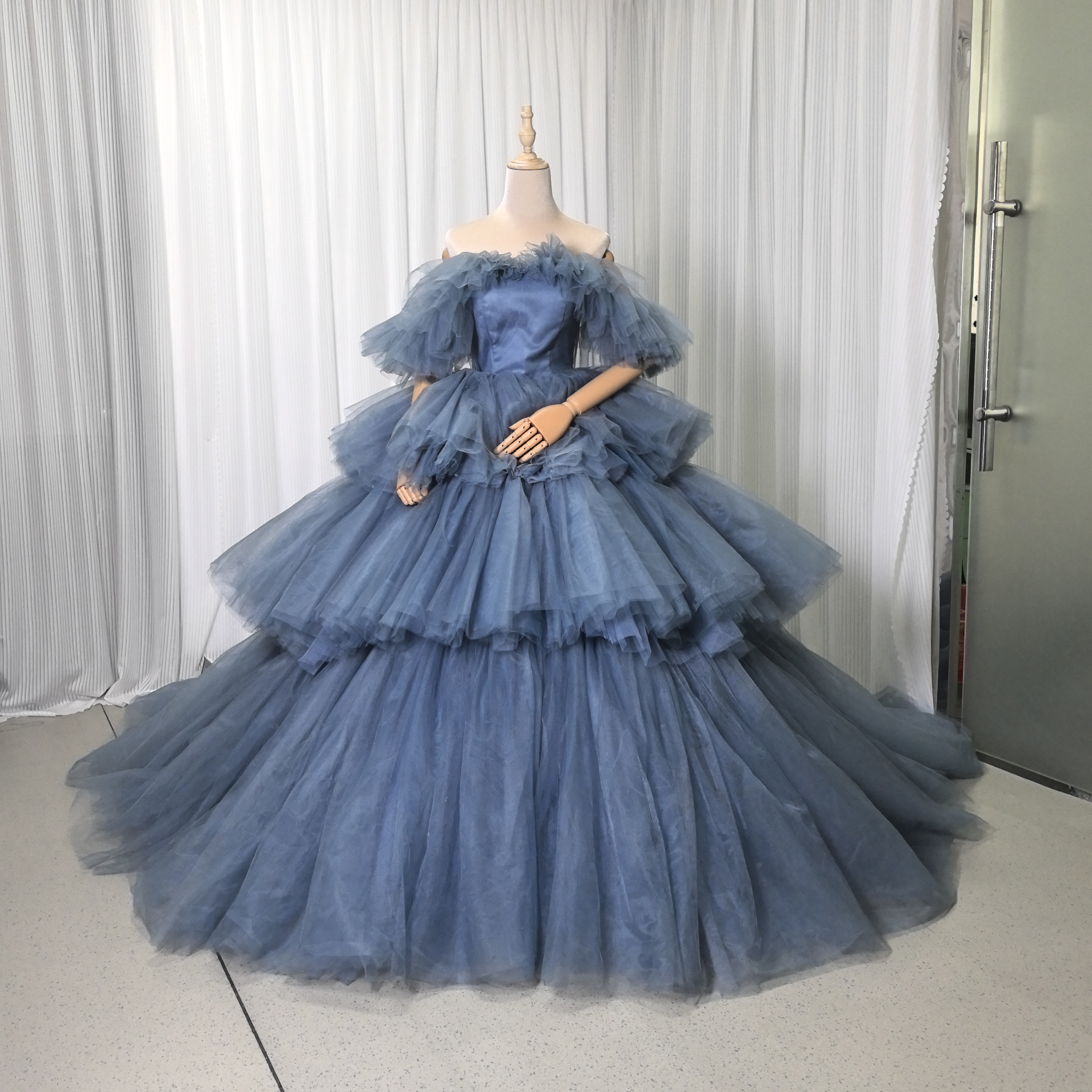 豪華！カラードレス ブルーグレー オフショルダー ティアードのドレス フレアスカート クラシカル 花嫁 前撮り