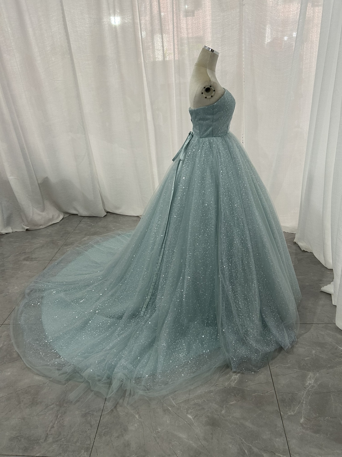 カラードレス ライトブルー ベアトップ キラキラチュール パフスリーブ ふわふわドレス 華やかなトレーン 二次会