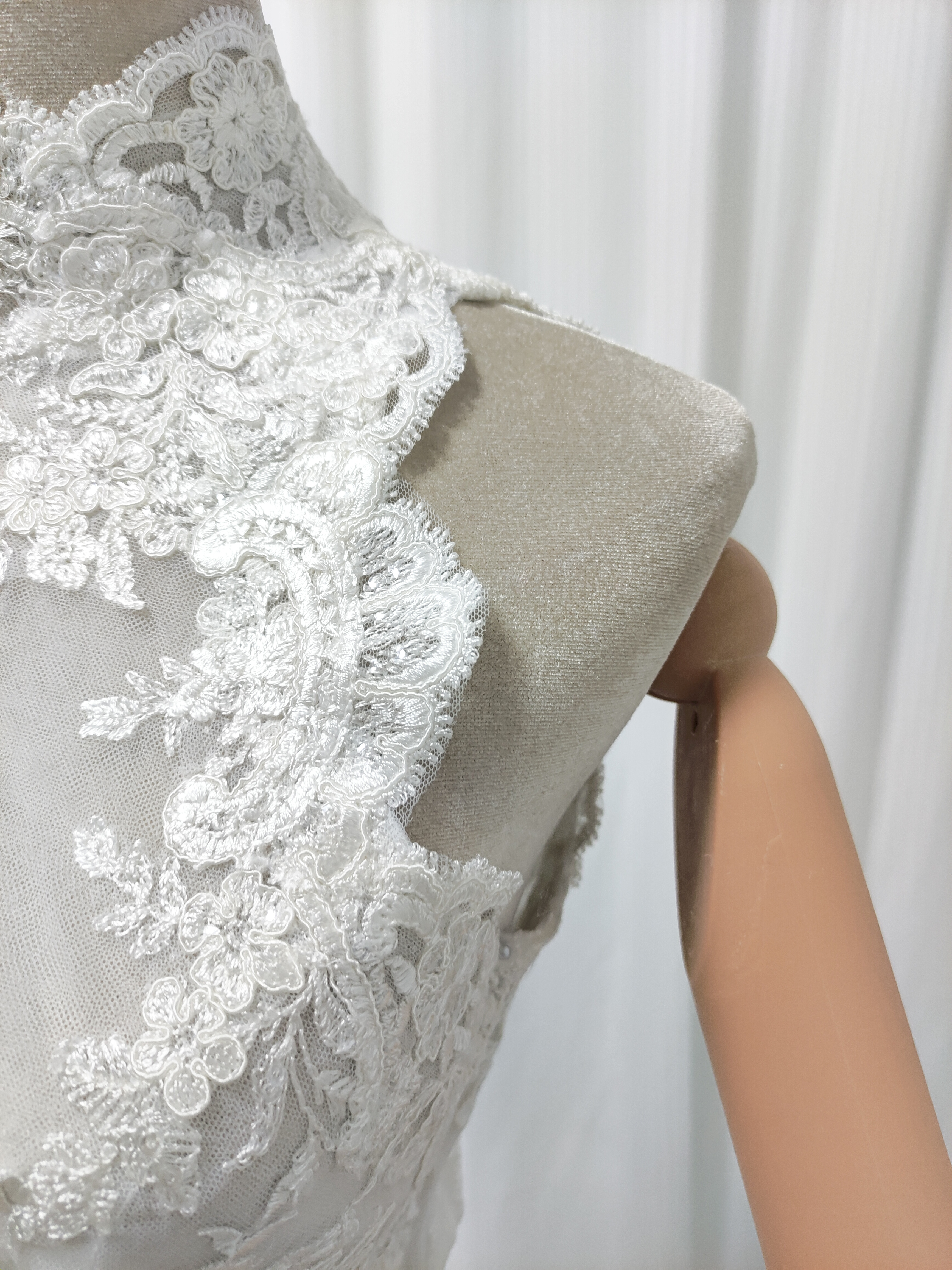 ウエディングドレス ボレロ 咲き誇る透け花レース ハイネック ノースリーブ くるみボタン 花嫁