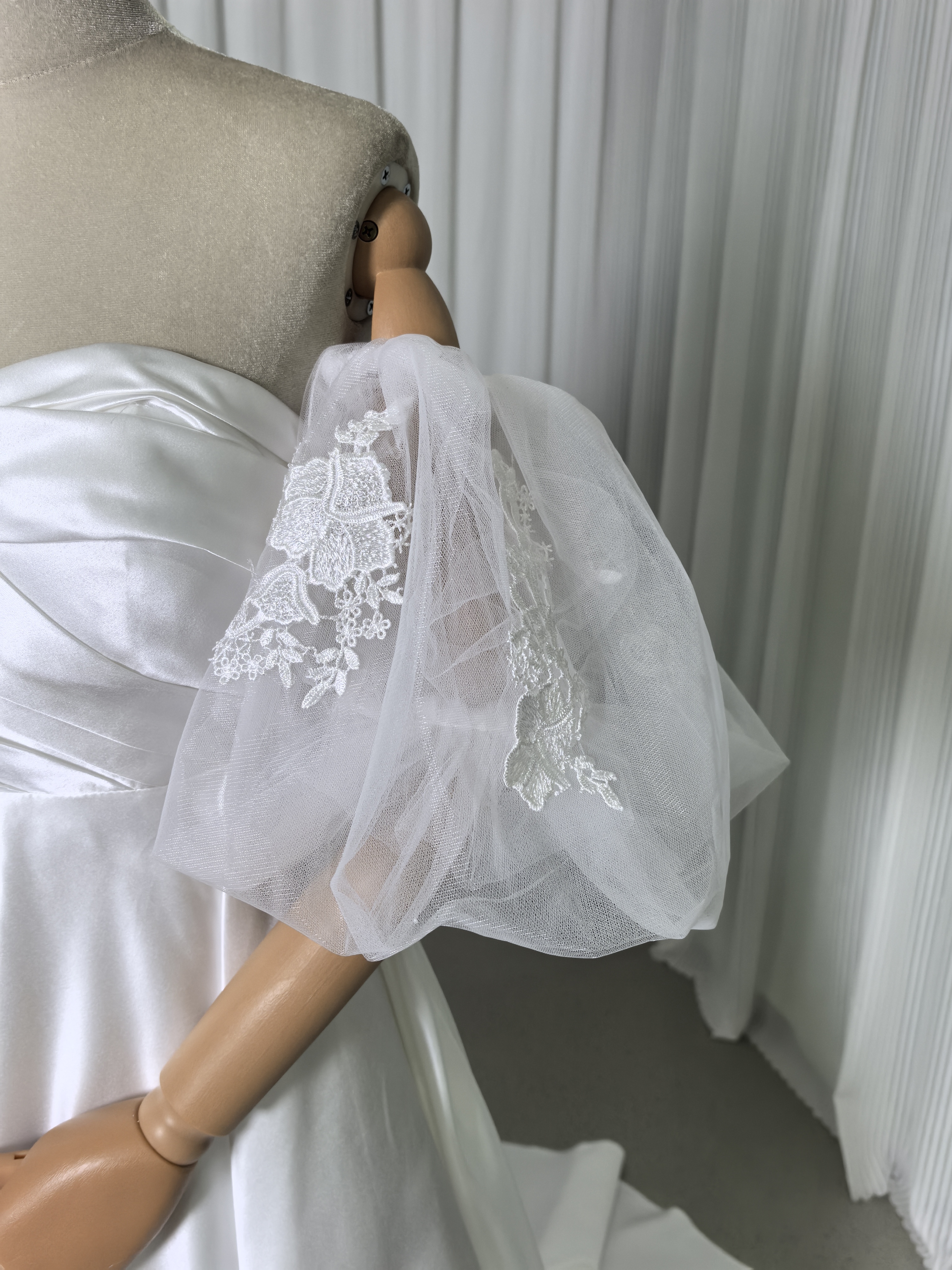 ウェディングドレス ベアトップ 上品透け袖 光沢サテン 編み上げ 可愛い 花嫁