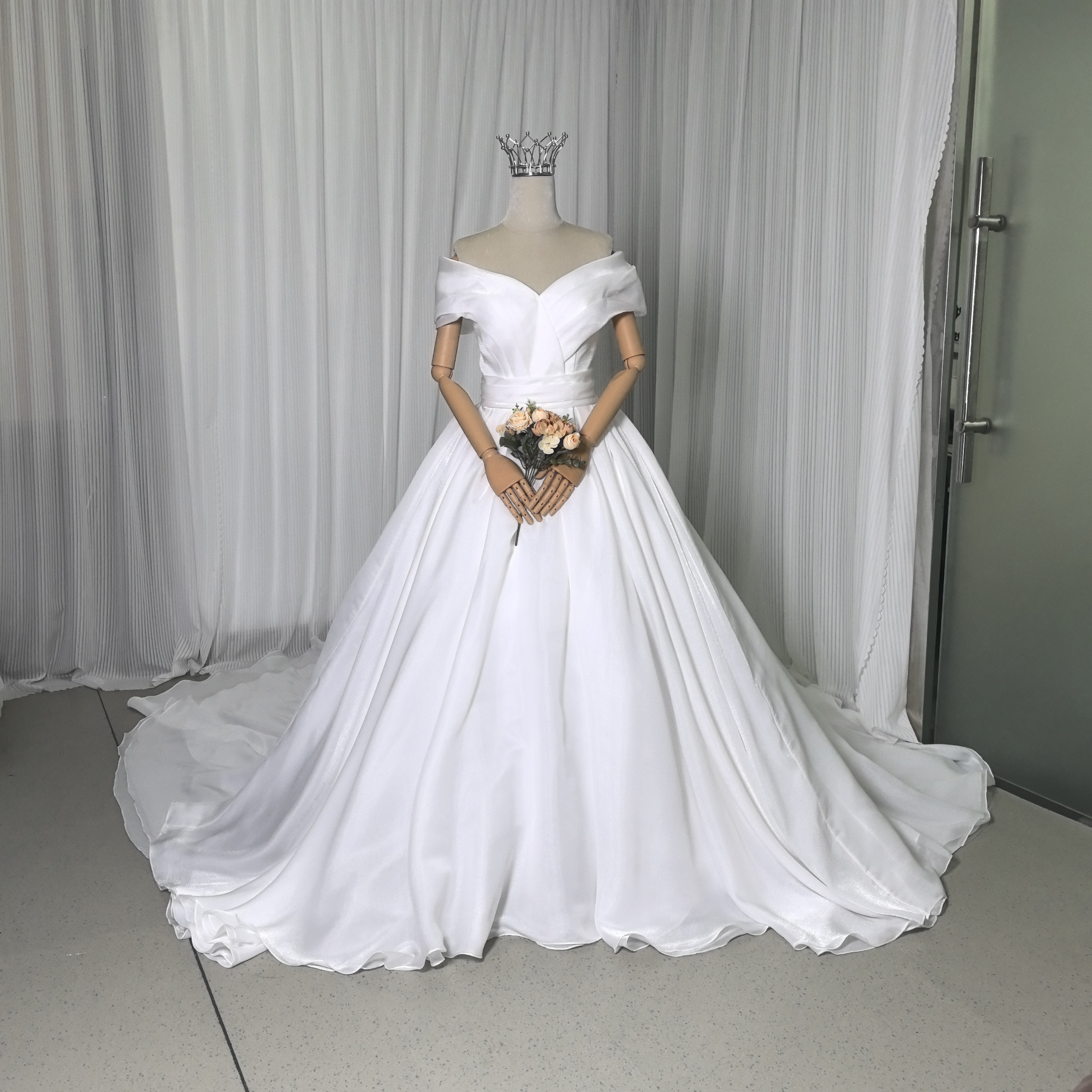 ウェディングドレス オフショルダー 編み上げ Aライン 披露宴/結婚式 エレガント ロングトレーン