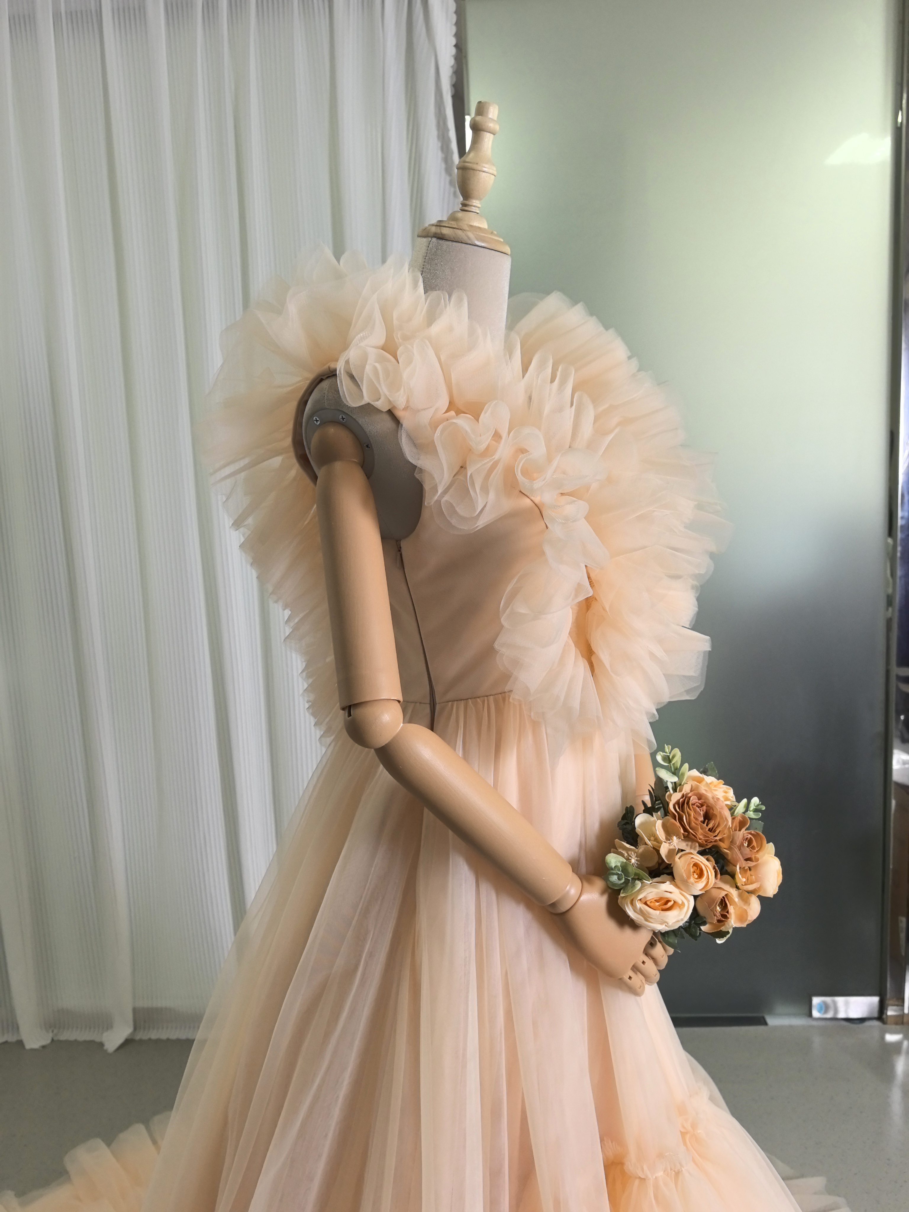 カラードレス シャンパン色 Vネック 柔らかく重ねたチュールスカート 優雅なシルエット 前撮り