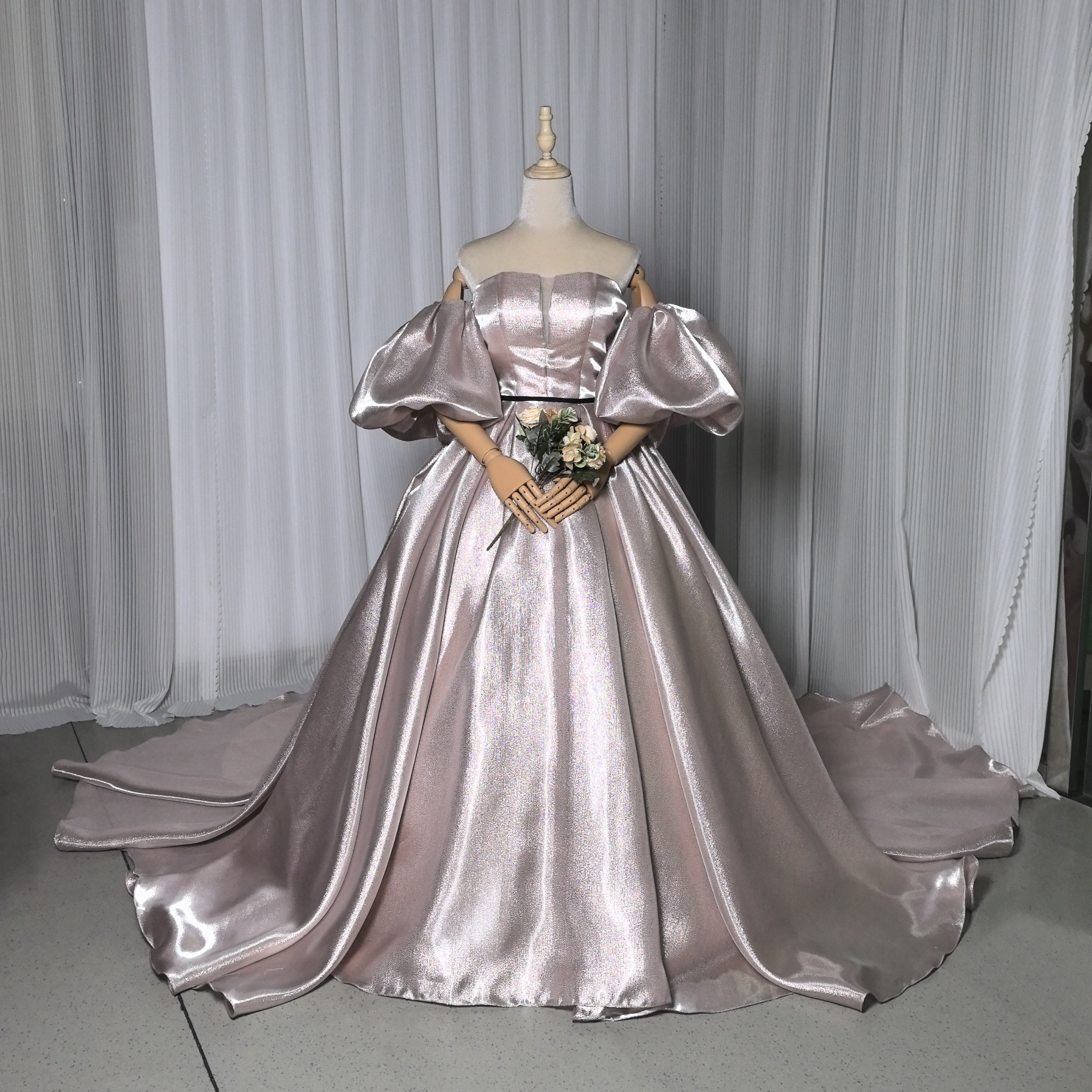 カラードレス カーキ色 ベアトップ ベルト パフスリーブ 編み上げ ロングトレーン 光沢感 滑らか 前撮り 結婚式