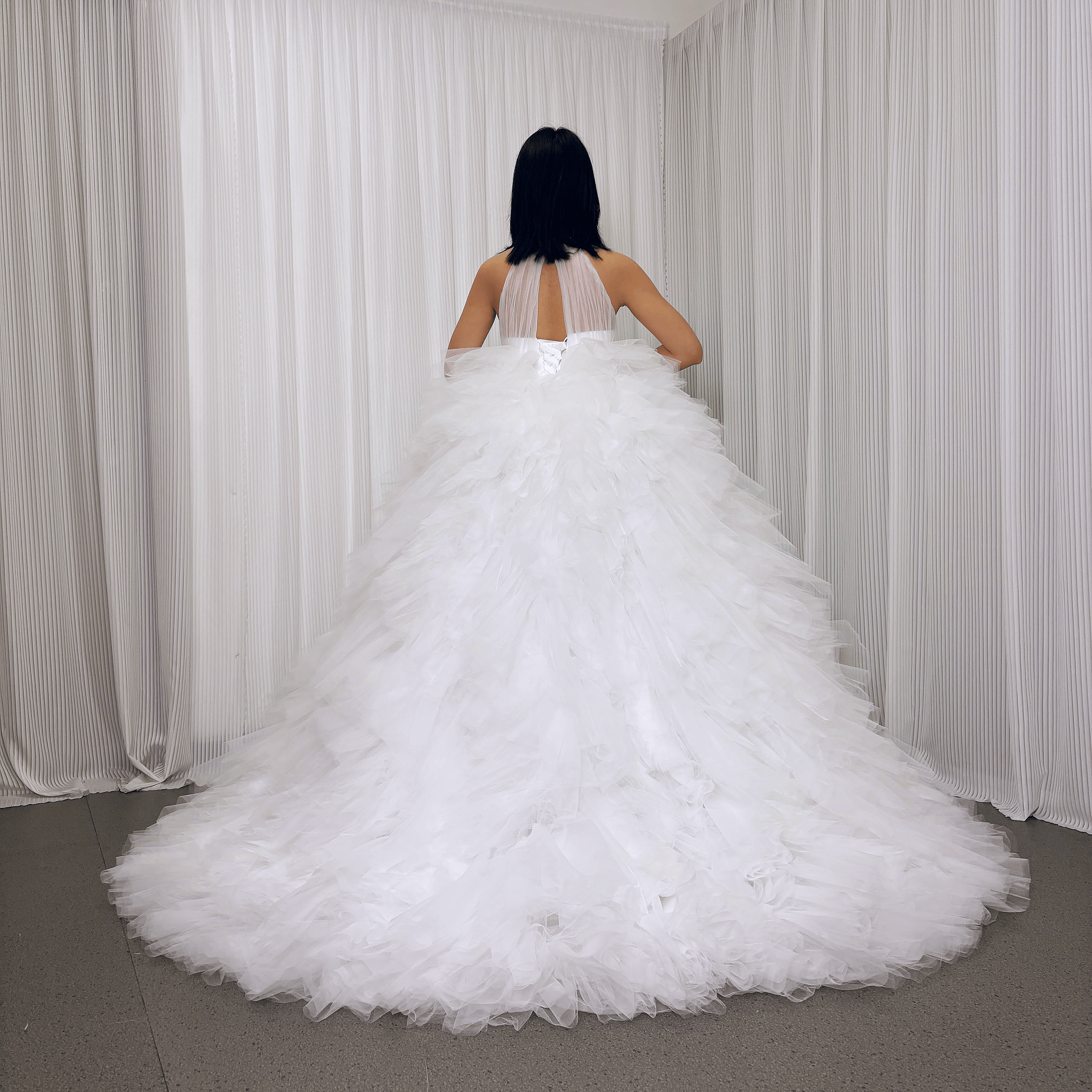 豪華！ウェディングドレス ホルターネック パール もこもこドレス 背中見せ 結婚式 前撮り
