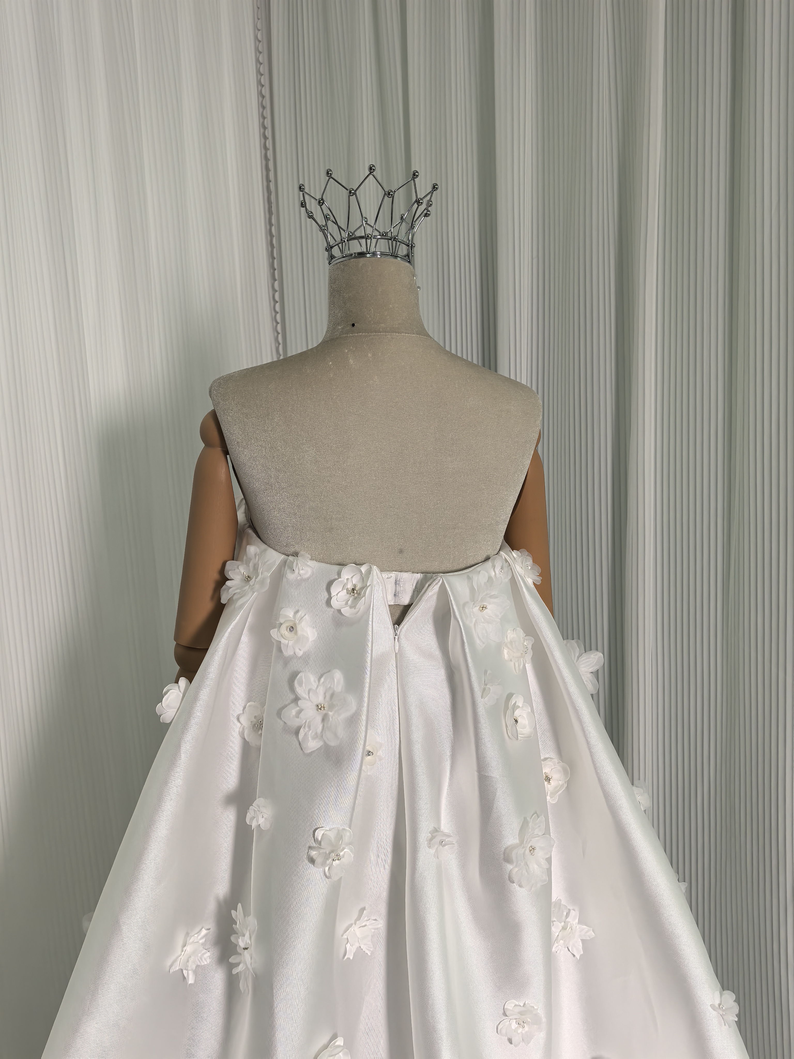 ウエディングドレス ベアトップ 可愛い 光沢サテン 花モチーフ ビーズ ファスナー 結婚式/披露宴