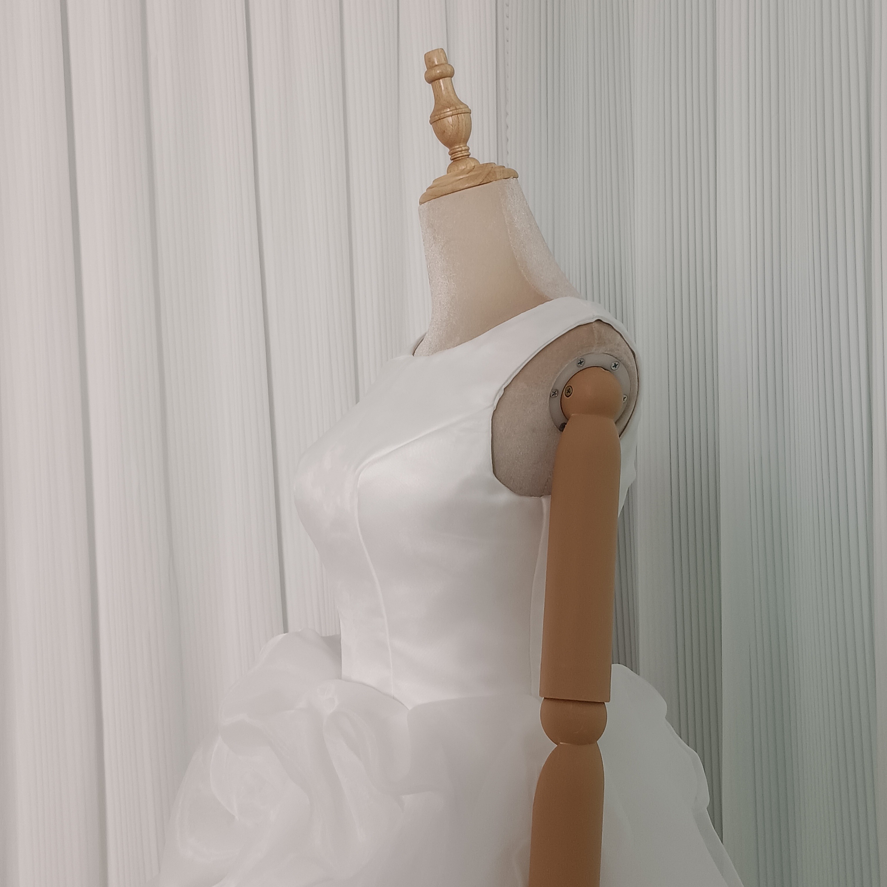 パーティードレス ノースリーブ ラッフルフリル フィッシュテール ファスナー 背中見せ 結婚式 前撮り