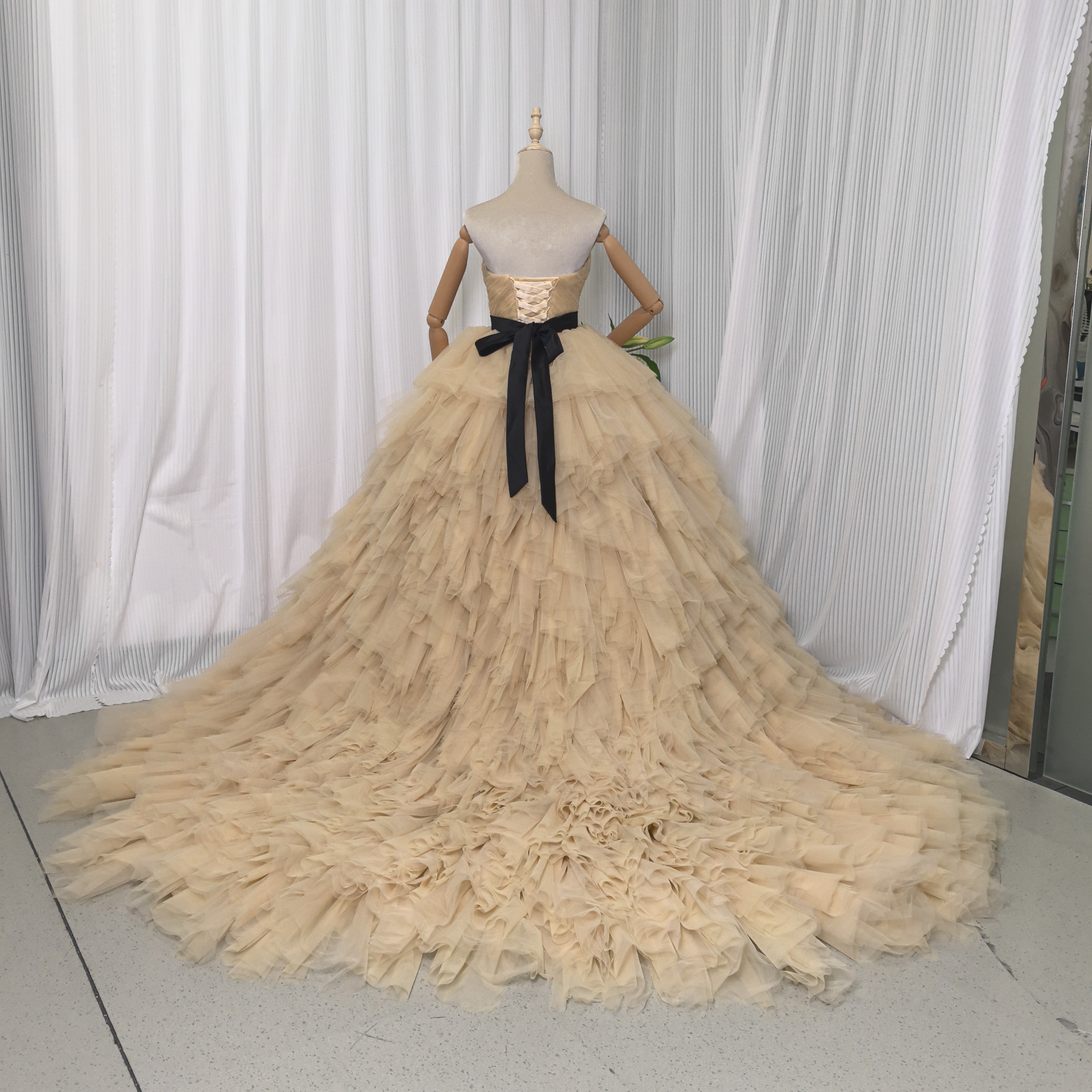 カラードレス ベージュ ベアトップ サッシュベルト 柔らかく重ねたチュールスカート 編み上げ 結婚式