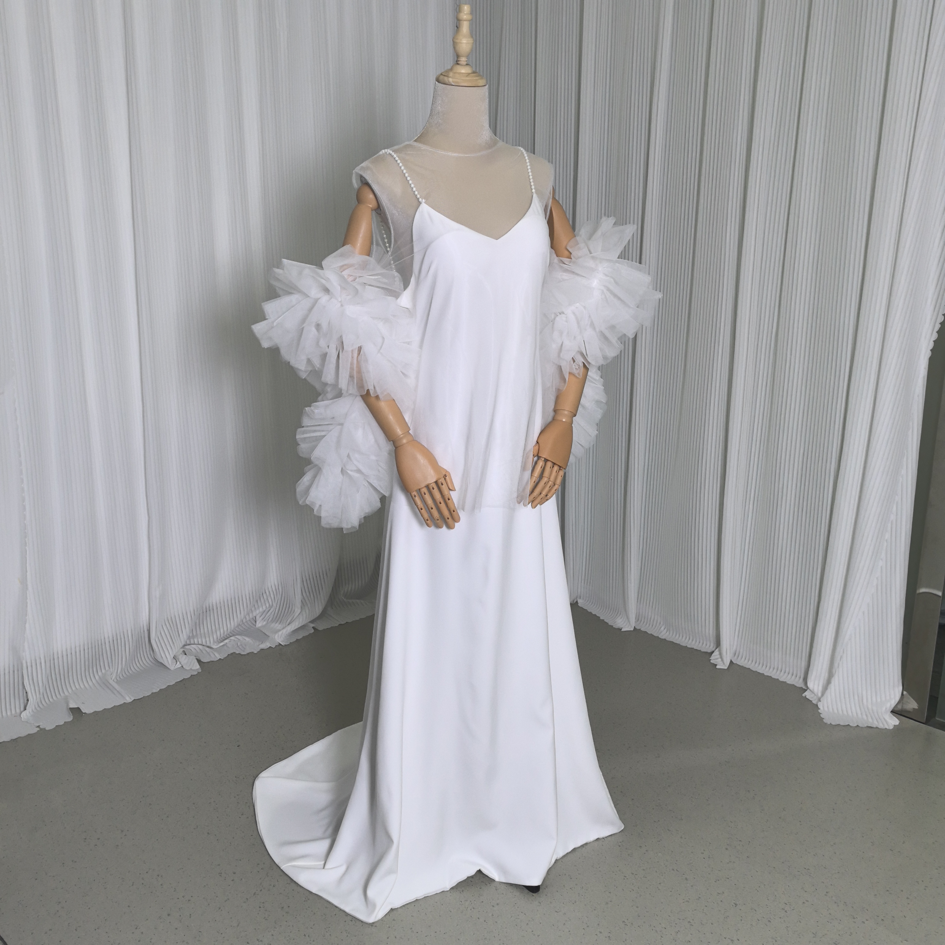 人気上昇！2ways ウエディングドレス+トップス フリル袖 パール スレンダーライン ソフトチュール 背中見せ 前撮り