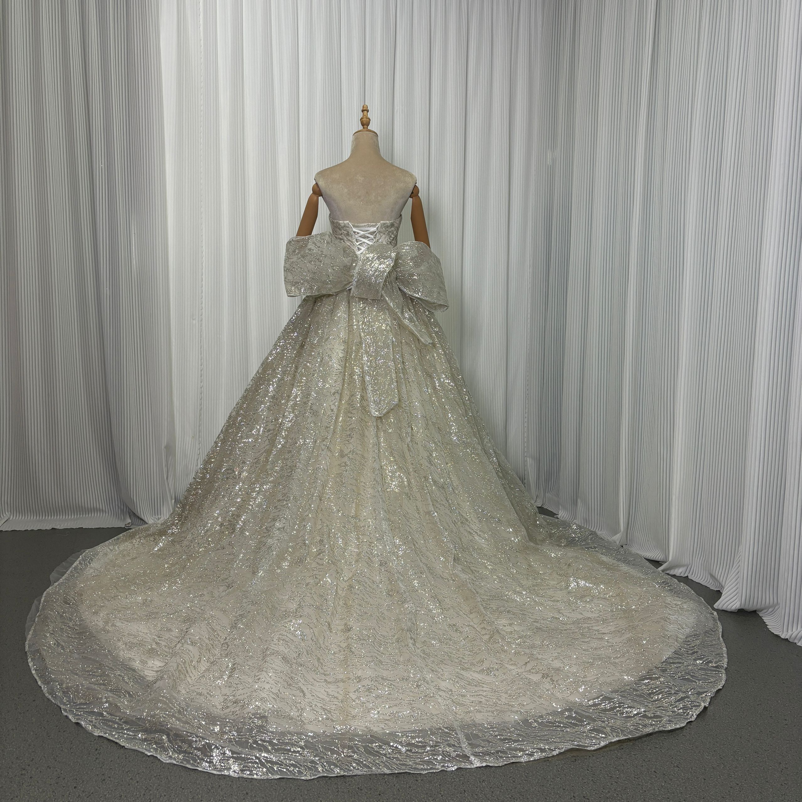 豪華！ウェディングドレス ベアトップ グリッタードレス 豪華なバックリボン 憧れのドレス 結婚式