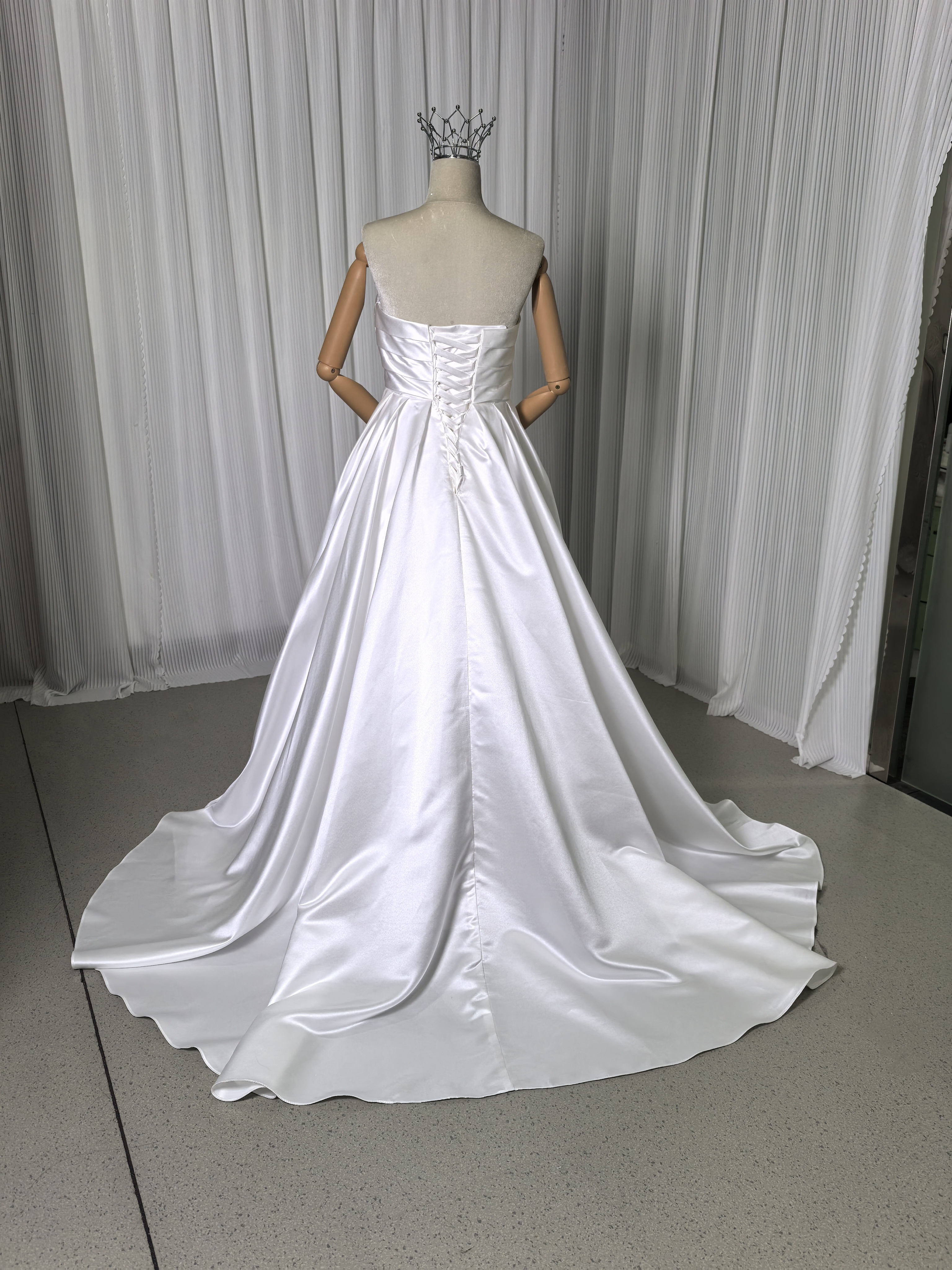 ウェディングドレス ベアトップ 光沢サテン 編み上げ 細見えシルエット 可愛い 花嫁