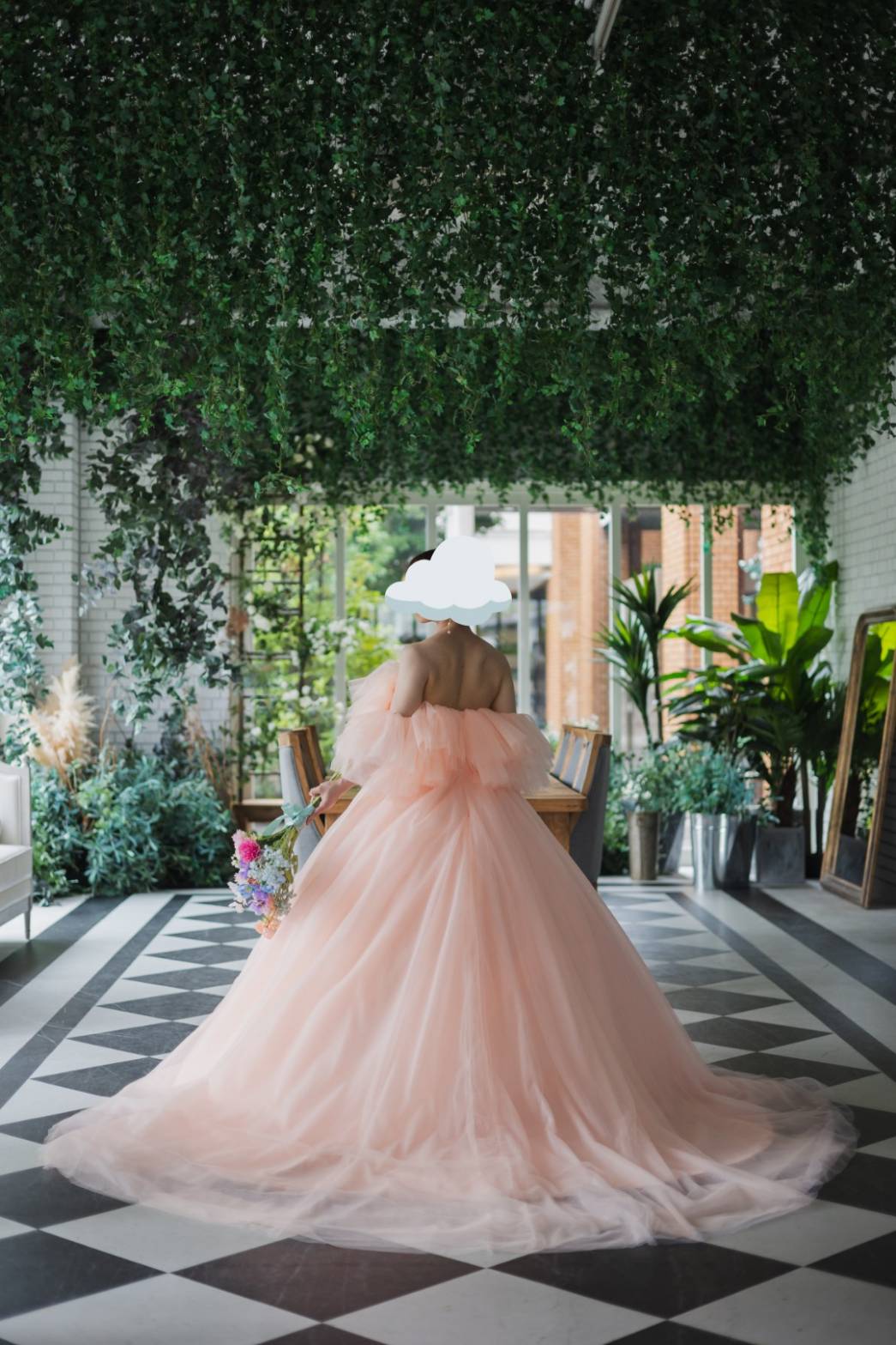 実例写真！コーラルピンクカラードレス　ふわふわチュールオフショルダー　トレーン　キラキラ　グリッターチュール