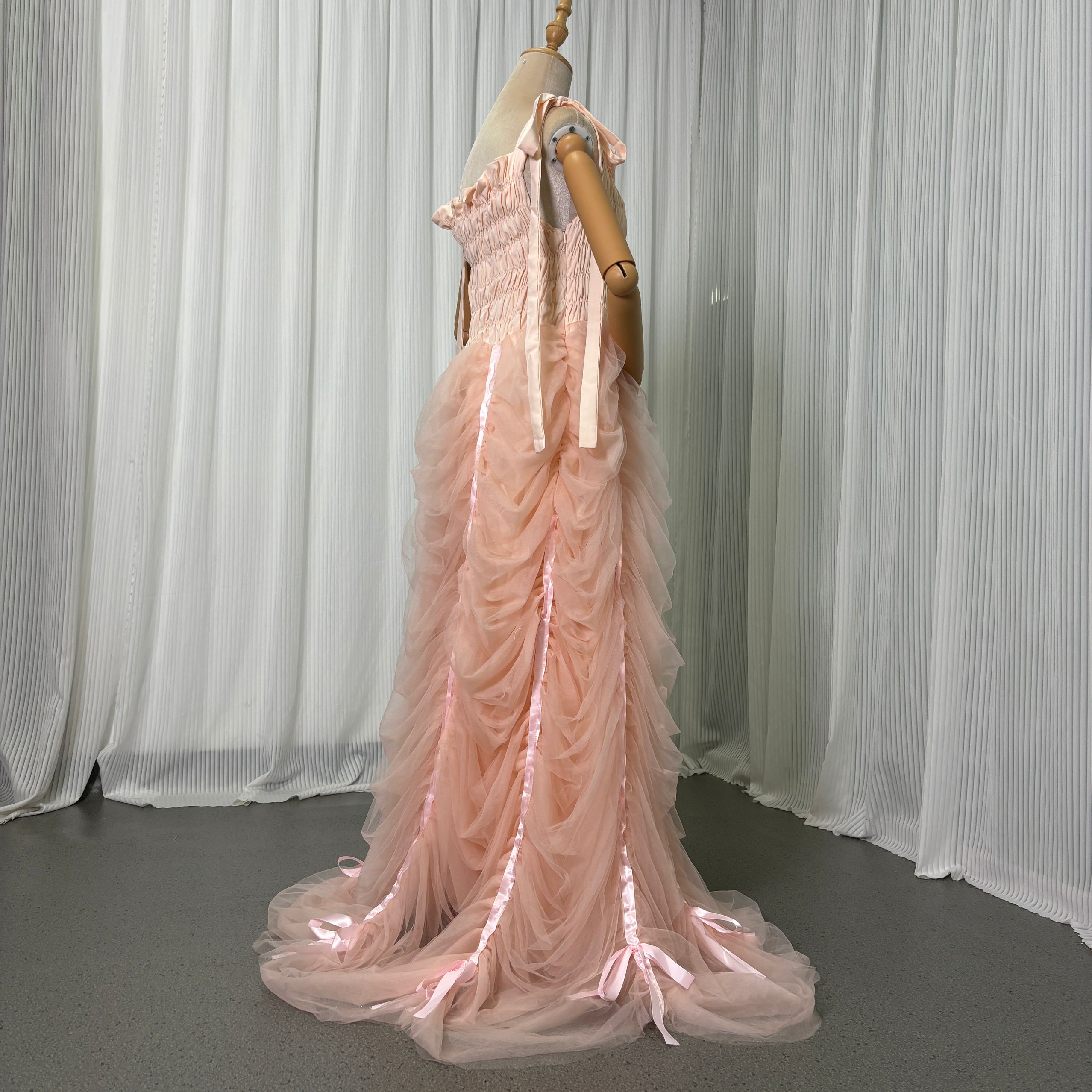 カラードレス 薄桃色 キャミソール 肩のリボン 細見えシルエット 可愛い 前撮り 二次会