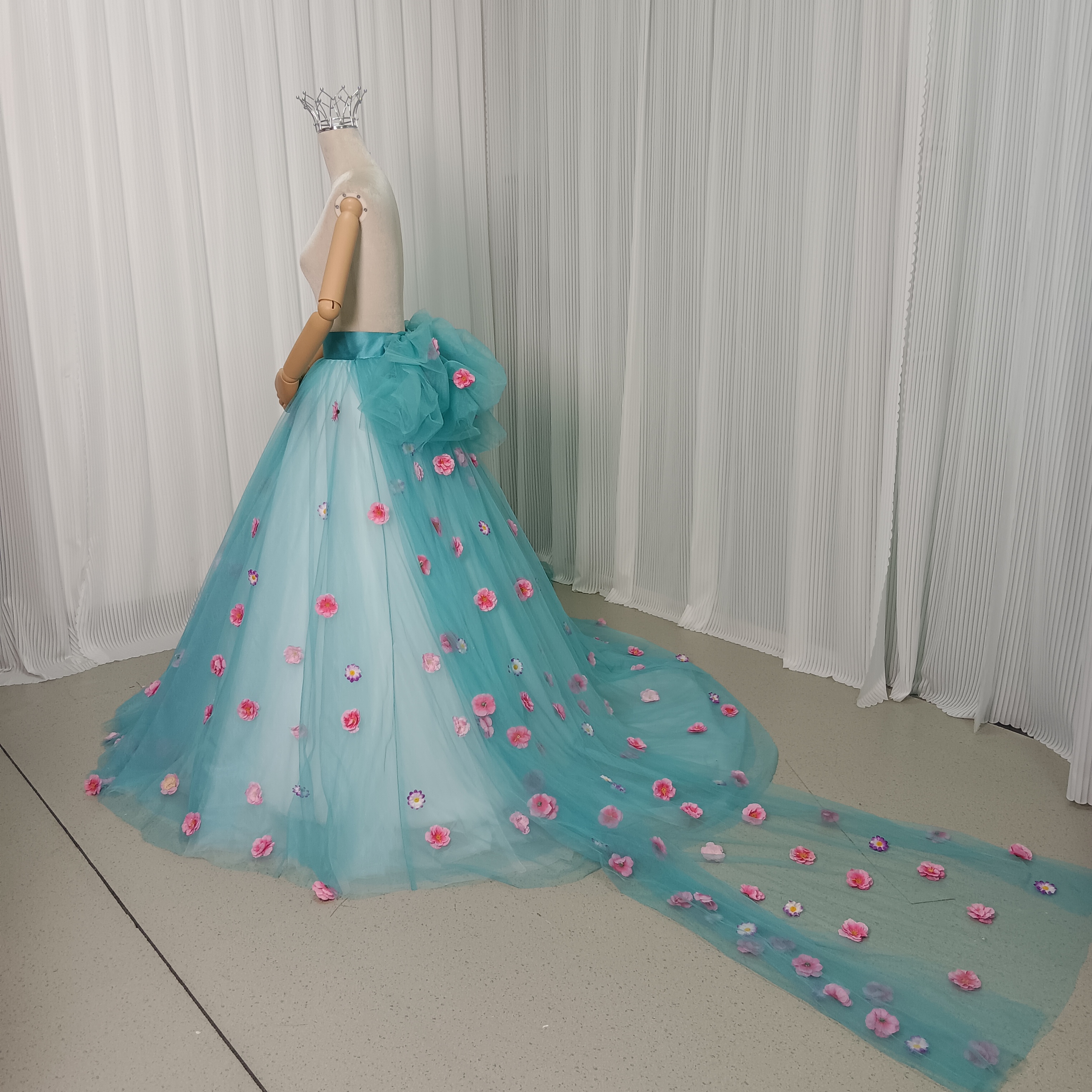 カラードレス ブルー オーバースカート 花モチーフ ロングトレーン 可愛い 花嫁