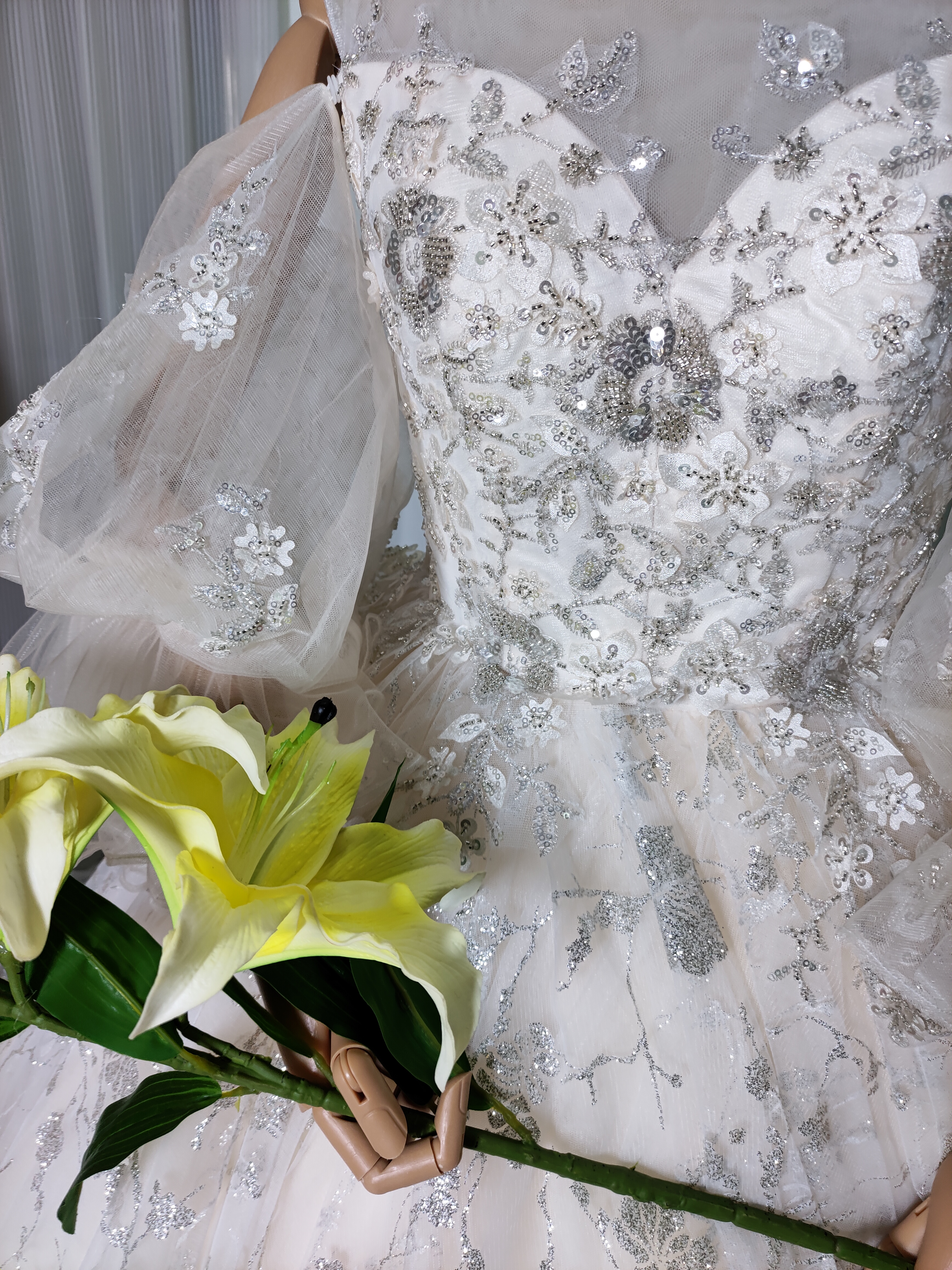 豪華！ウエディングドレス シースルー袖 キラキラスパンコール キラキラ光るレース 抜群のおしゃれ見え 結婚式