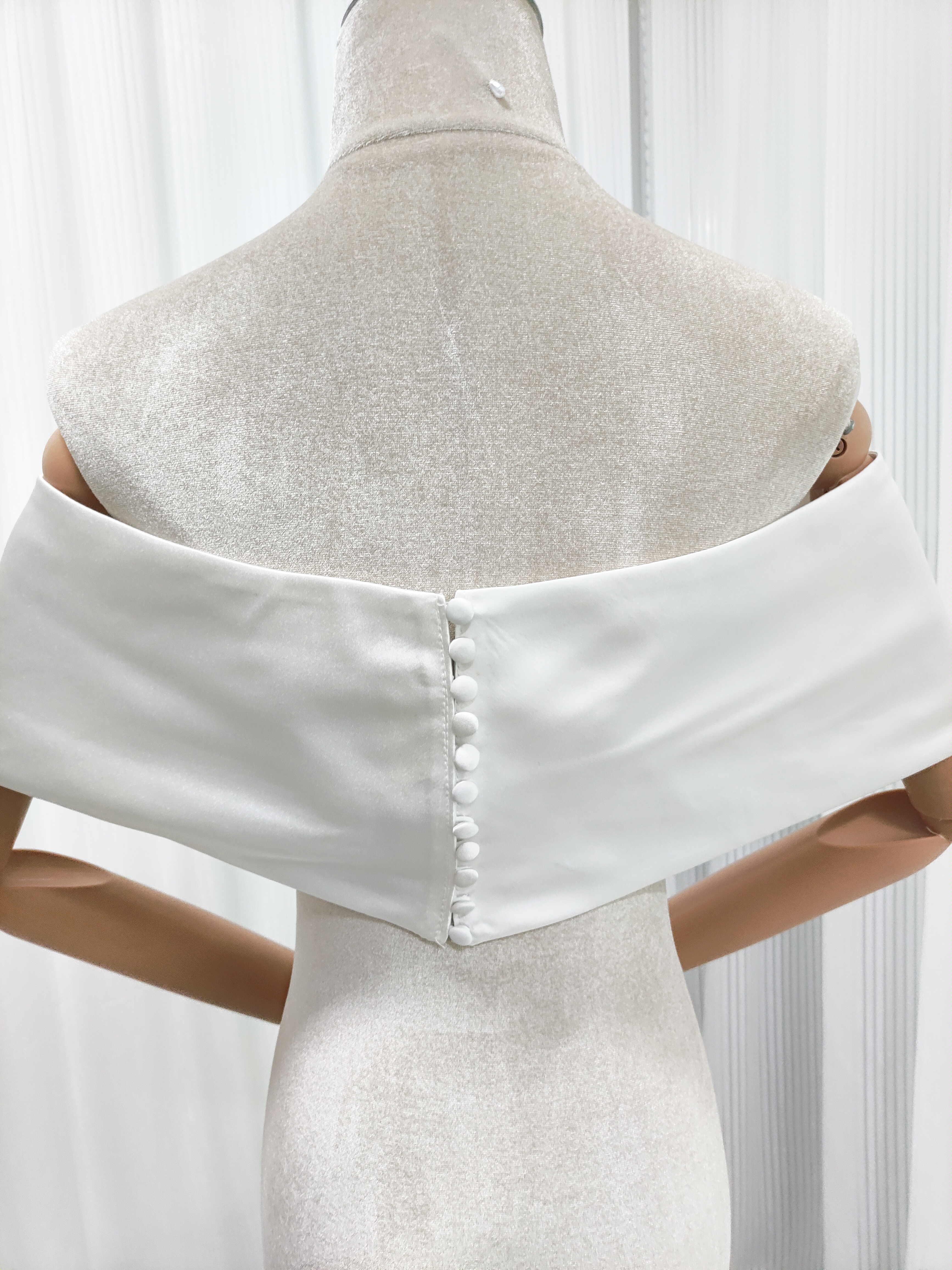 オフショルダー オフホワイト くるみボタン 光沢サテン 花嫁/ウェディングドレス