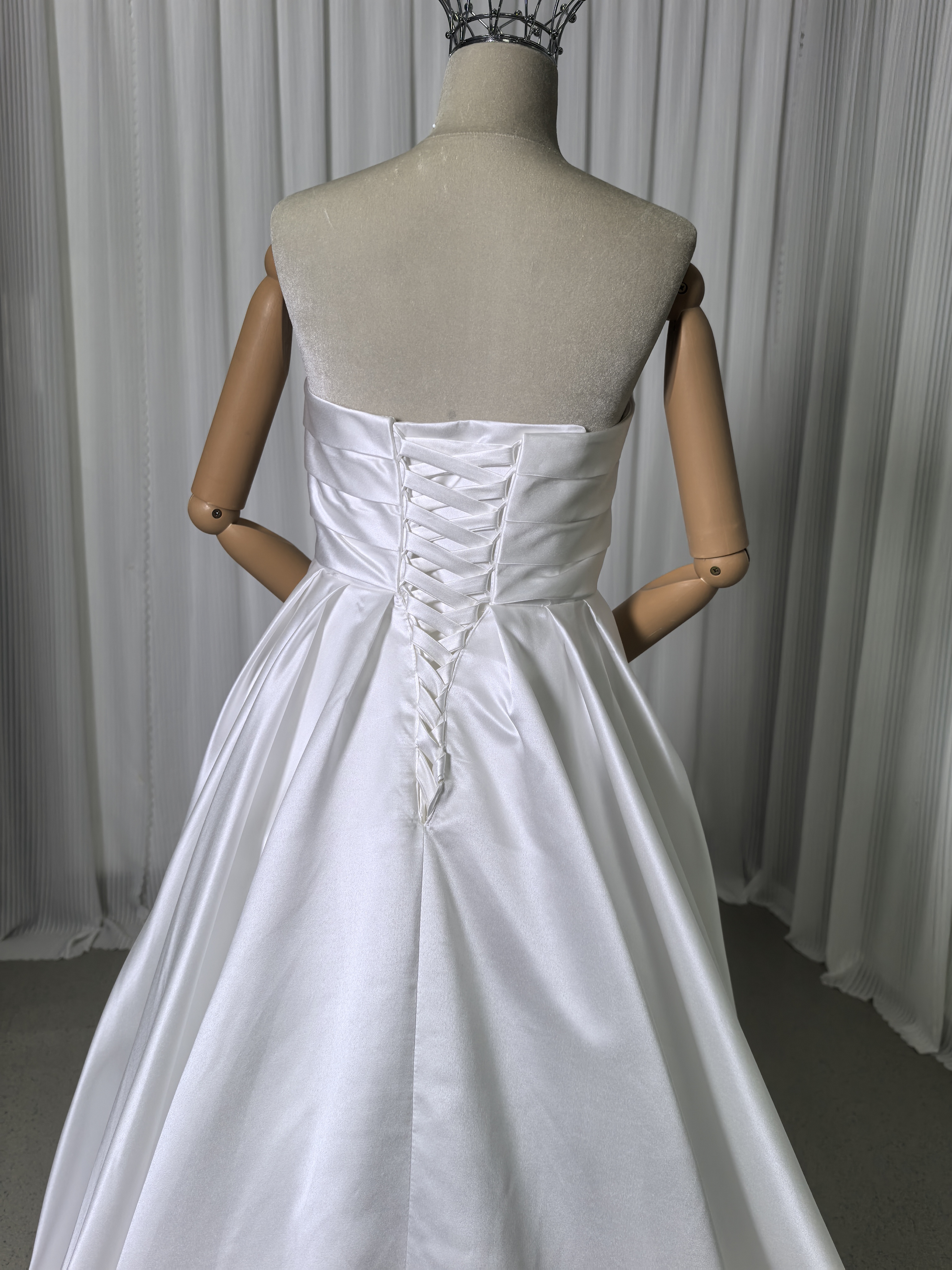 ウェディングドレス ベアトップ 光沢サテン 編み上げ 細見えシルエット 可愛い 花嫁