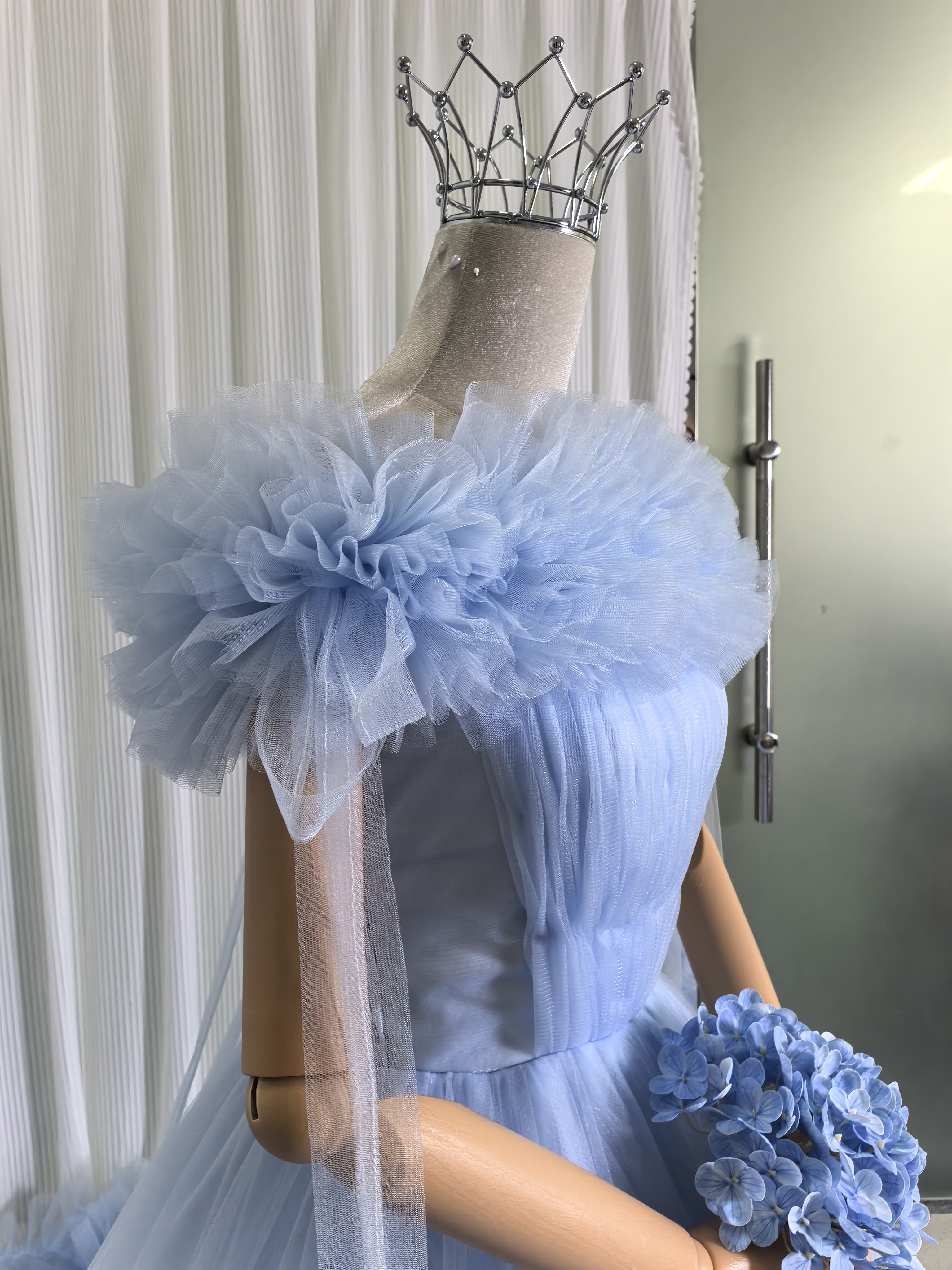 実例写真！カラードレス 爽やかで優しいブルー オフショルダー ラッフルフリル プリンセスライン 可愛い
