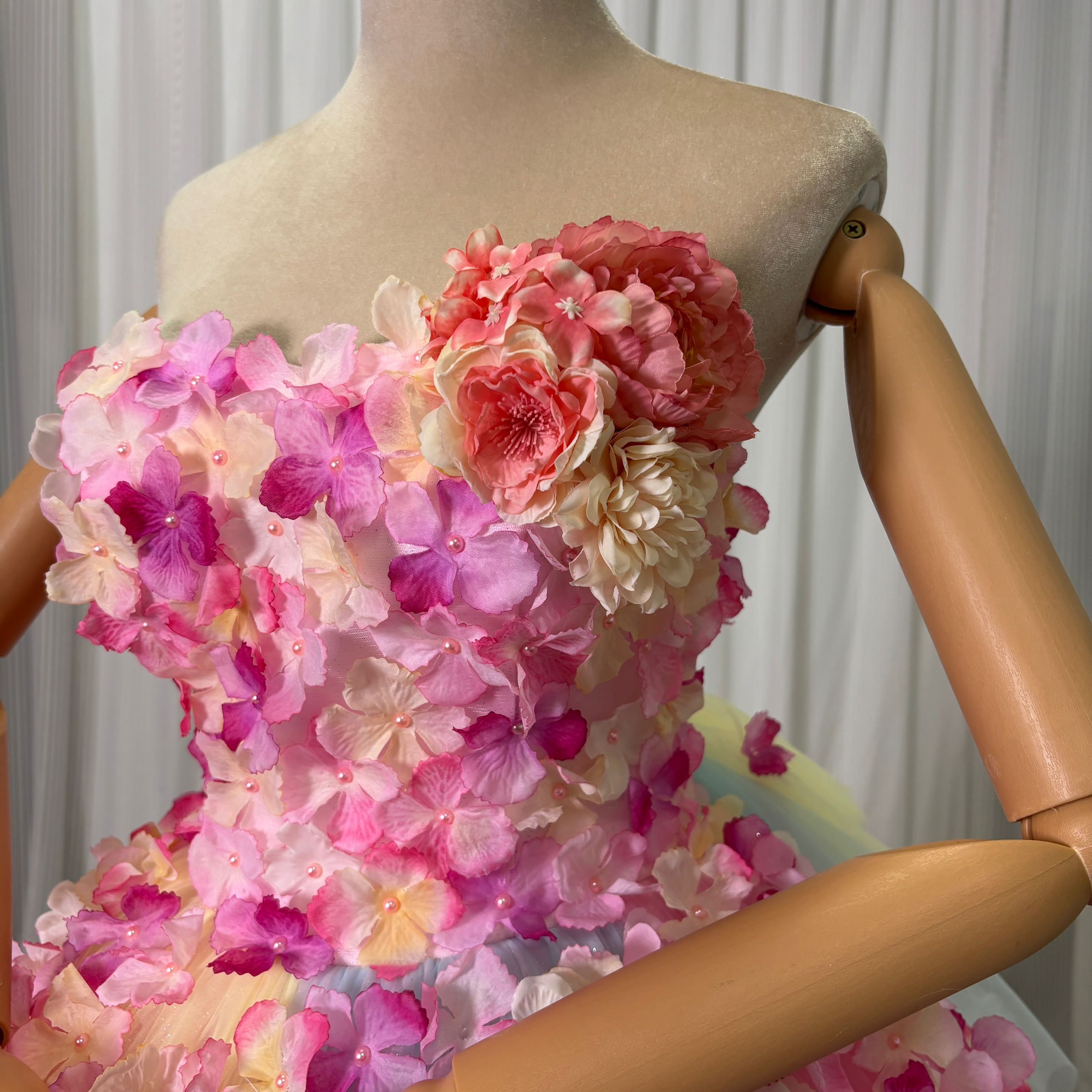 カラードレス レインボー 花モチーフ キラキラチュール 立体レース刺繍 裾に繊細レースをあしらった 結婚式
