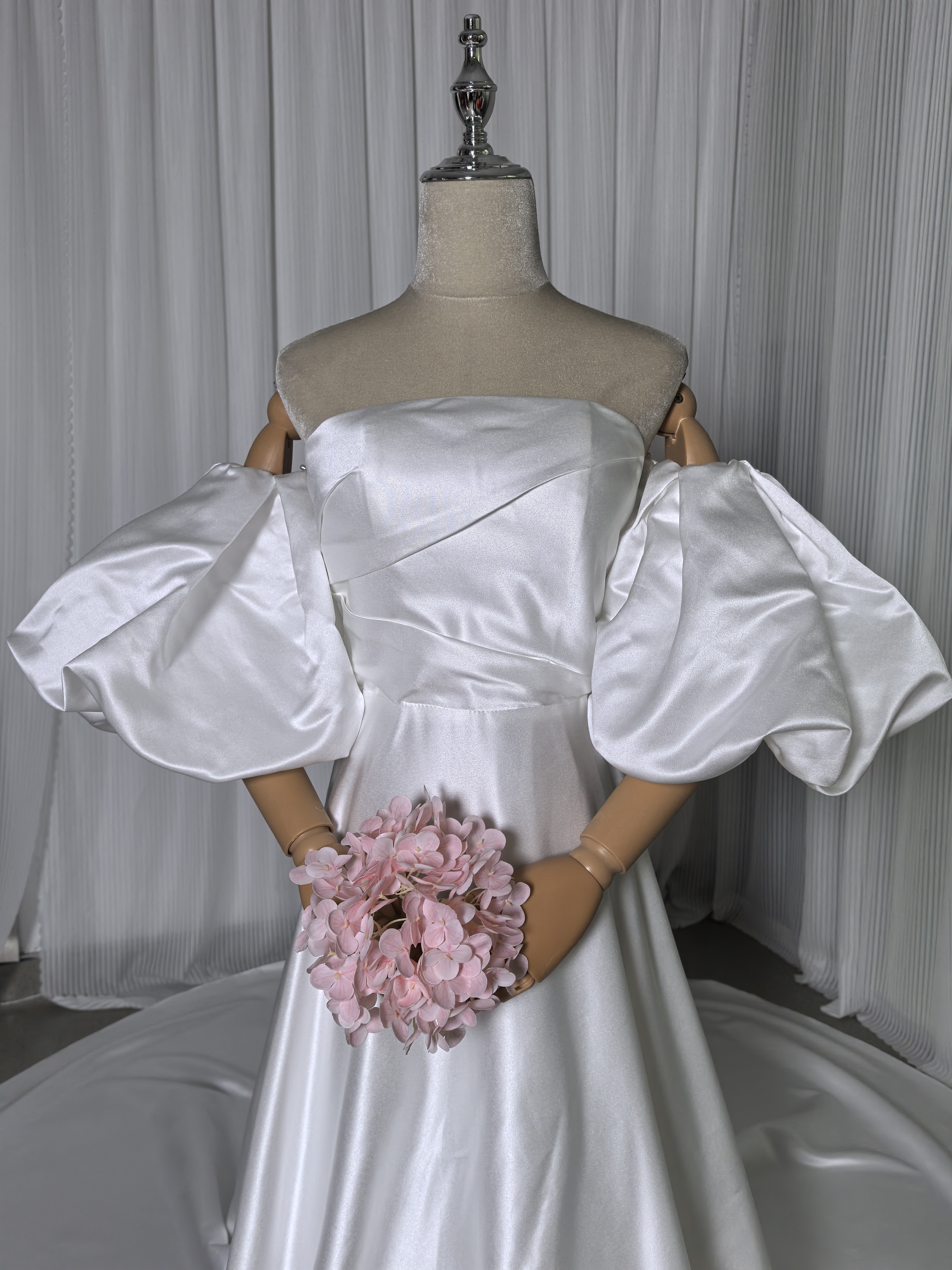 ウェディングドレス ベアトップ パフスリーブ バックリボン ロングトレーン 編み上げ 結婚式